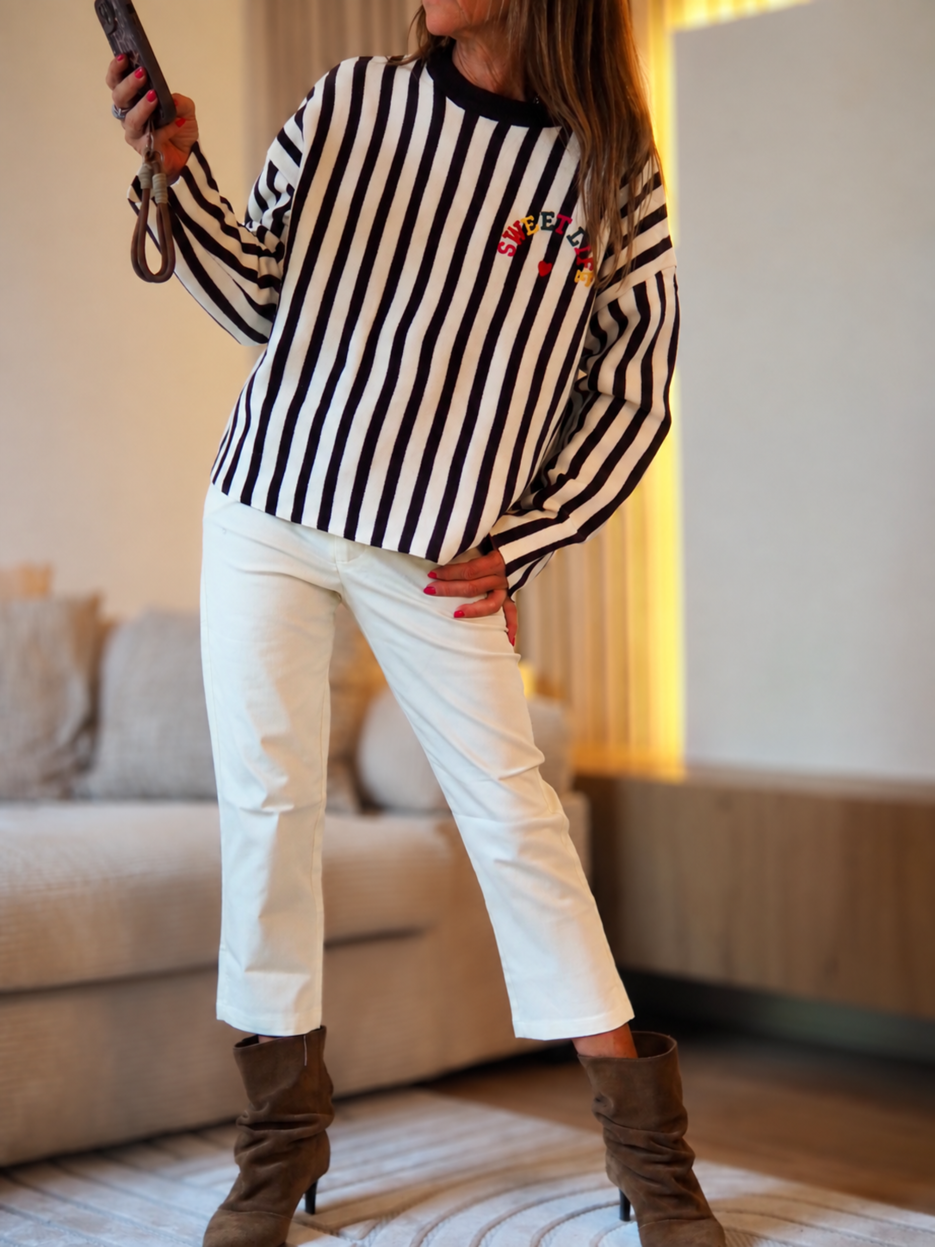 Taille unique convient du 36 au 42

Mesures : Tour de poitrine 120cm Longueur dos 60cm.&nbsp;
Composition : 25% Polyester 30% Polyamide 45% Viscose.
Cathy mesure 1m66 fait un 36 et porte une taille unique.

Pull tout doux ligné marron avec inscriptions colorées.