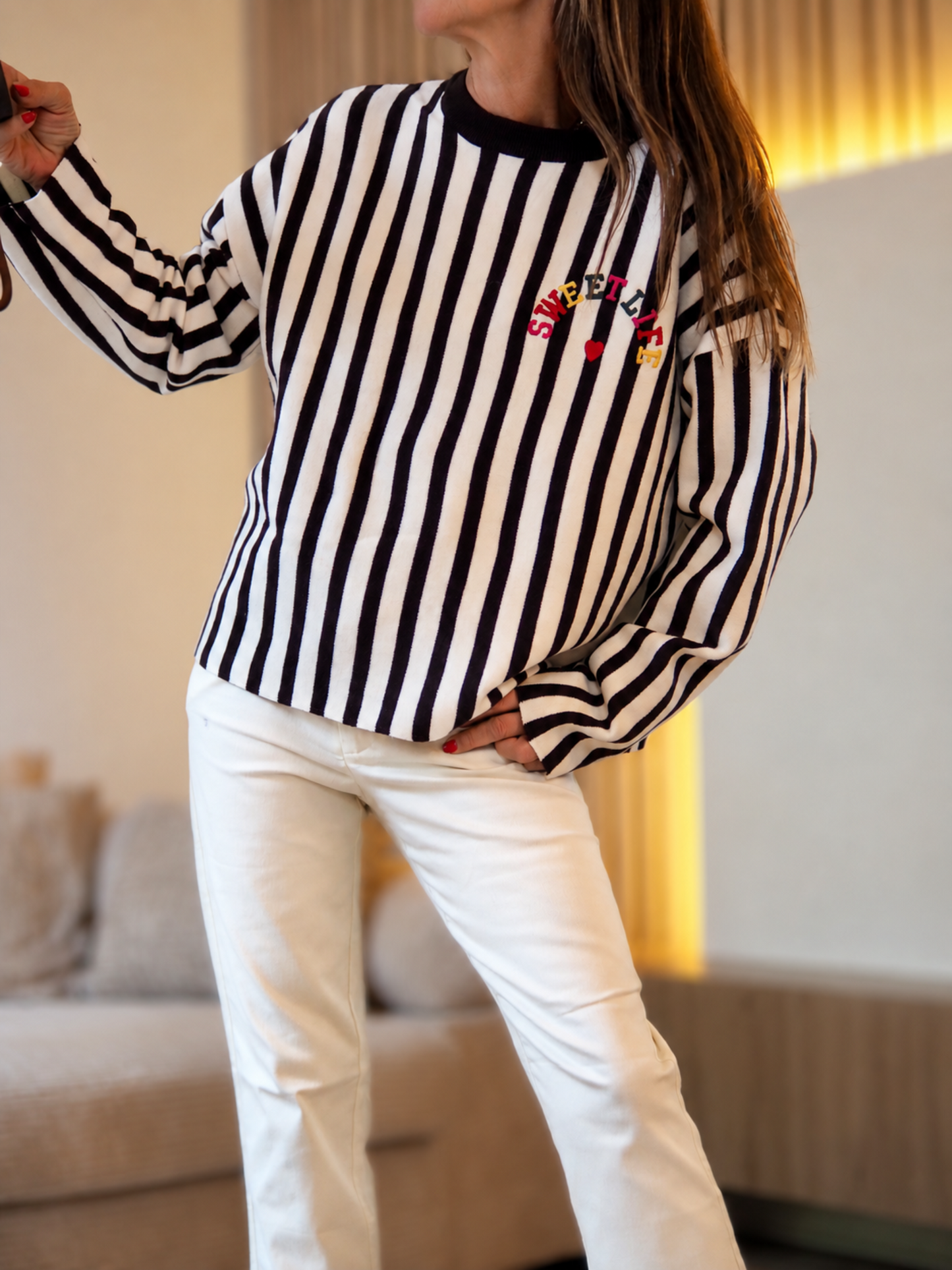 Taille unique convient du 36 au 42

Mesures : Tour de poitrine 120cm Longueur dos 60cm.&nbsp;
Composition : 25% Polyester 30% Polyamide 45% Viscose.
Cathy mesure 1m66 fait un 36 et porte une taille unique.

Pull tout doux ligné marron avec inscriptions colorées.
