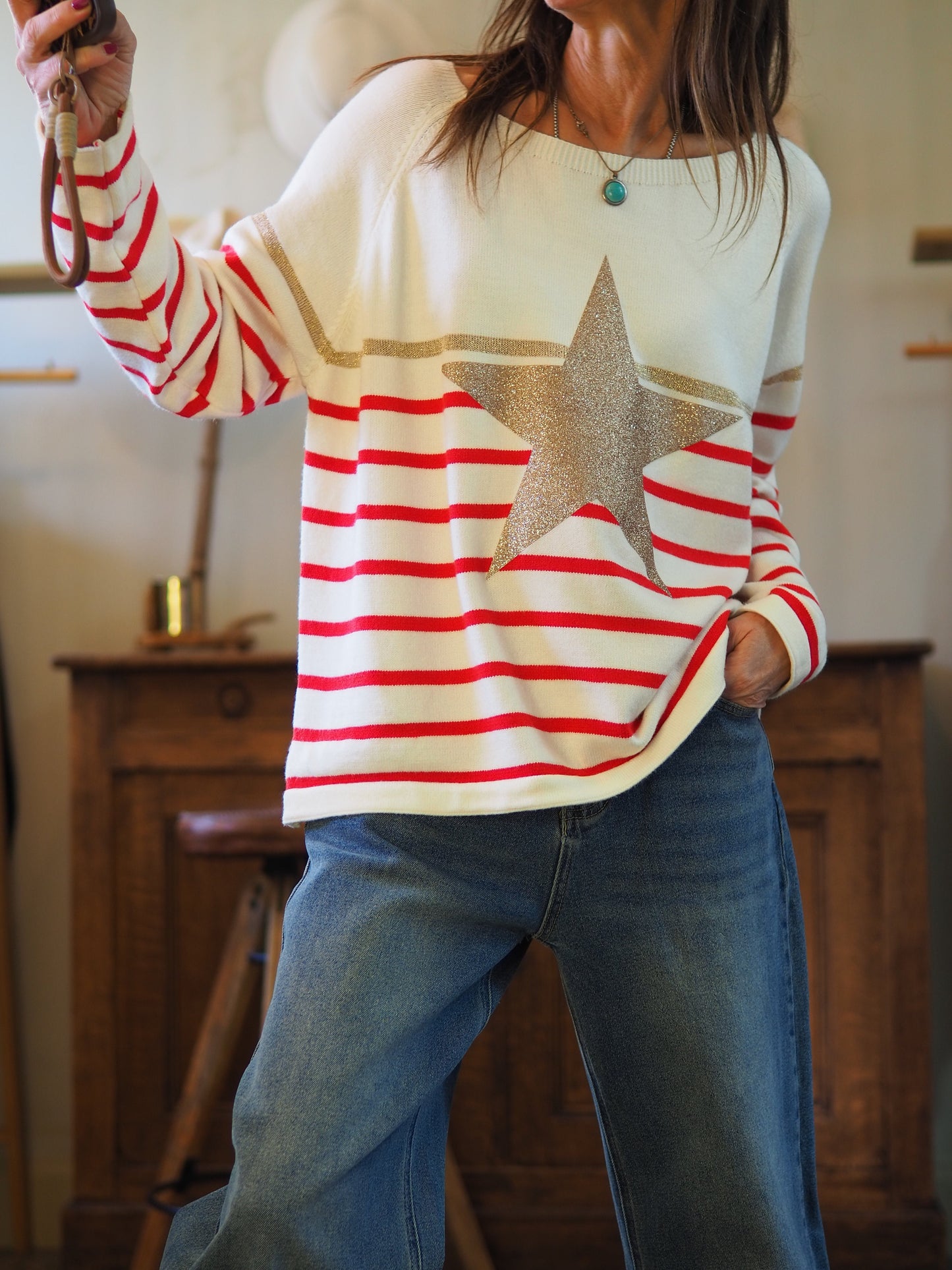 Pull hyper doux écru lignes rouges, étoile dorée.

Taille unique du 36 au 44.
50% Viscose 28% Polyester 22% Polyamide.
Tour de poitrine 120cm Longueur dos 60cm.