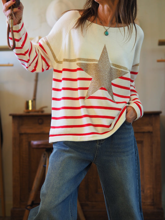 Pull hyper doux écru lignes rouges, étoile dorée.

Taille unique du 36 au 44.
50% Viscose 28% Polyester 22% Polyamide.
Tour de poitrine 120cm Longueur dos 60cm.