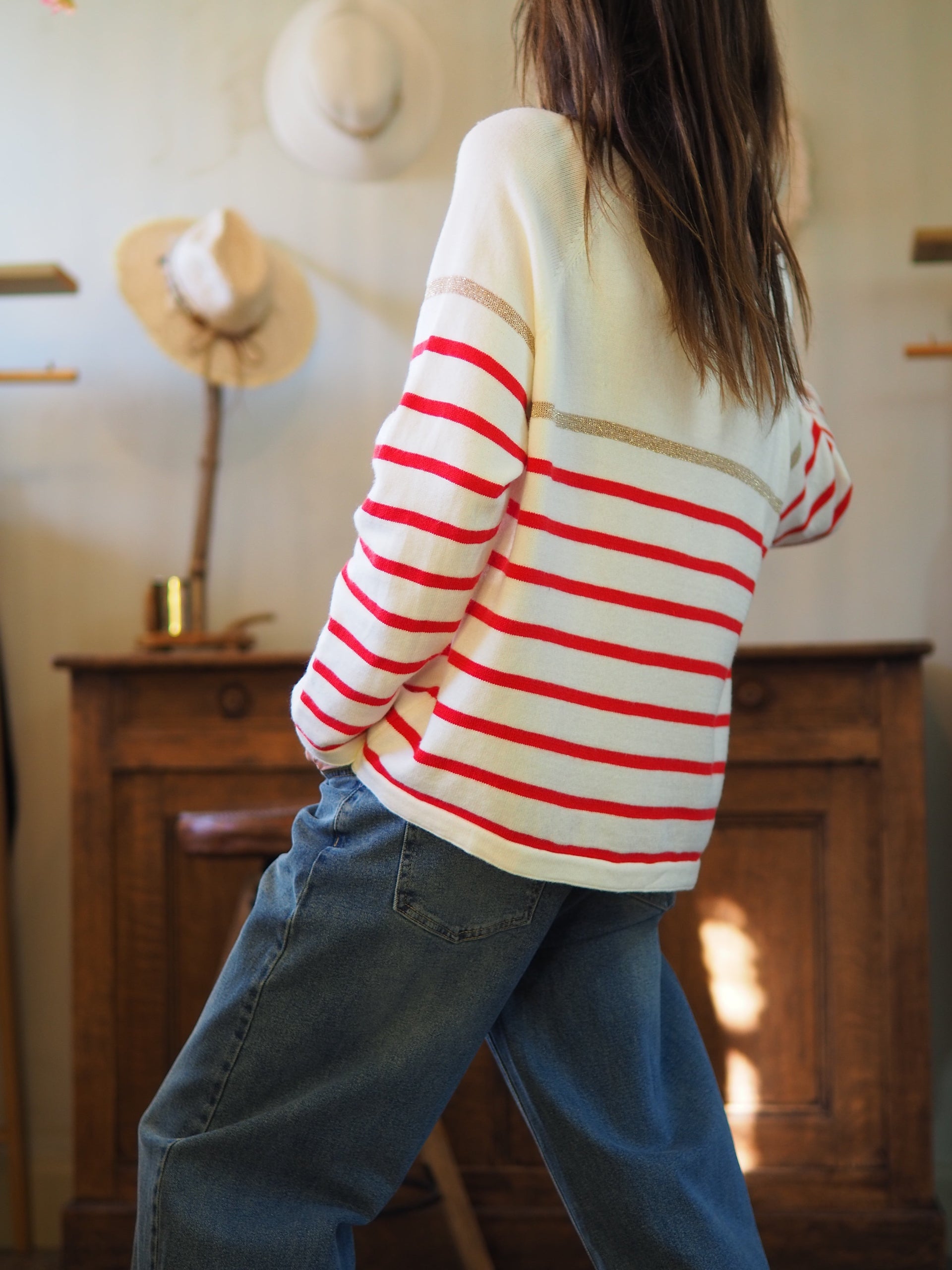 Pull hyper doux écru lignes rouges, étoile dorée.

Taille unique du 36 au 44.
50% Viscose 28% Polyester 22% Polyamide.
Tour de poitrine 120cm Longueur dos 60cm.