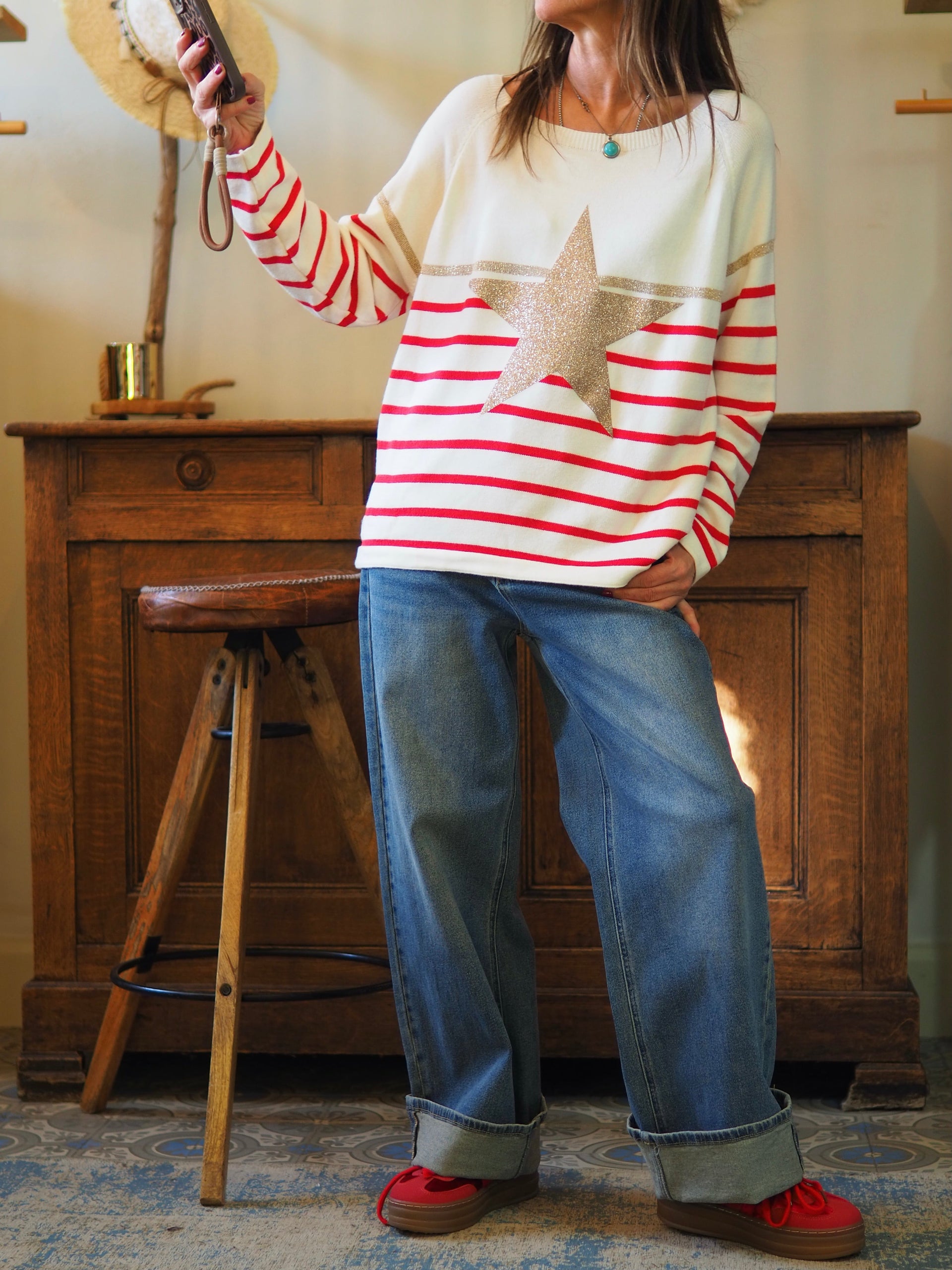 Pull hyper doux écru lignes rouges, étoile dorée.

Taille unique du 36 au 44.
50% Viscose 28% Polyester 22% Polyamide.
Tour de poitrine 120cm Longueur dos 60cm.