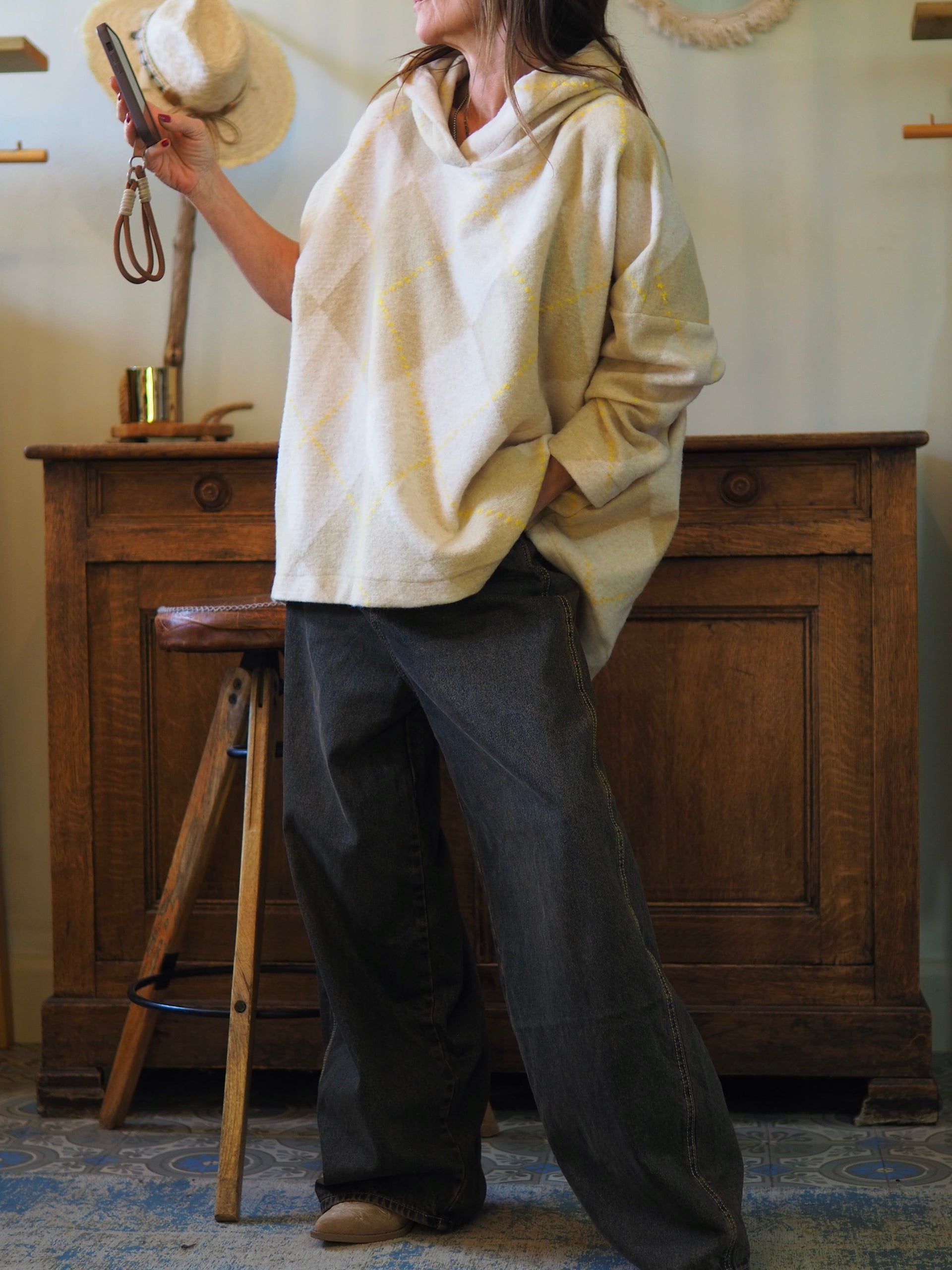 Pull oversize à losanges beige/jaune avec capuche. 2 poches cotés.

Taille unique du 36 au 46.
70% Polyester 30% Laine.
Tour de poitrine 190cm Longueur dos 82cm.