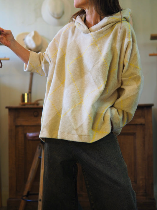 Pull oversize à losanges beige/jaune avec capuche. 2 poches cotés.

Taille unique du 36 au 46.
70% Polyester 30% Laine.
Tour de poitrine 190cm Longueur dos 82cm.