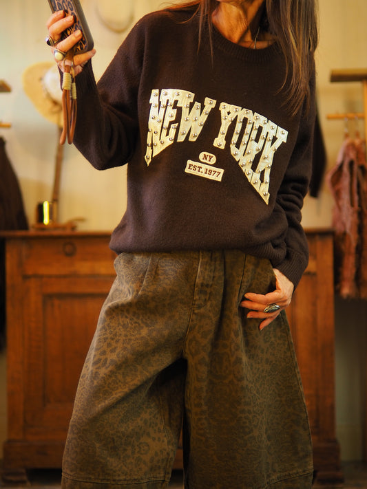 Pull tout doux marron avec inscriptions satins beiges et clous.

Taille unique convient du 34 au 42.
81% Polyester 13% Acrylique 6% Laine.
Tour de poitrine 120cm Longueur dos 63cm.