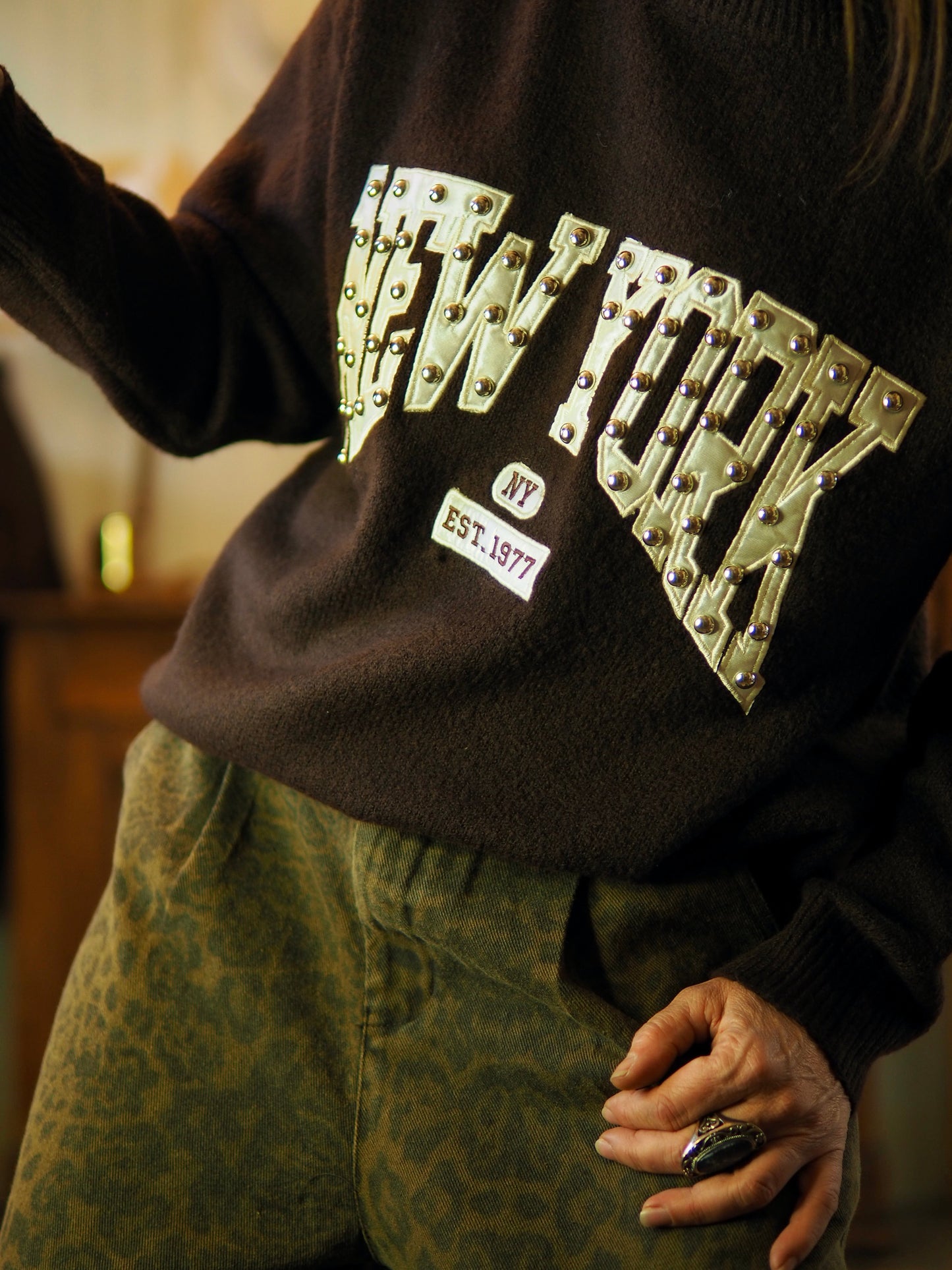 Pull tout doux marron avec inscriptions satins beiges et clous.

Taille unique convient du 34 au 42.
81% Polyester 13% Acrylique 6% Laine.
Tour de poitrine 120cm Longueur dos 63cm.