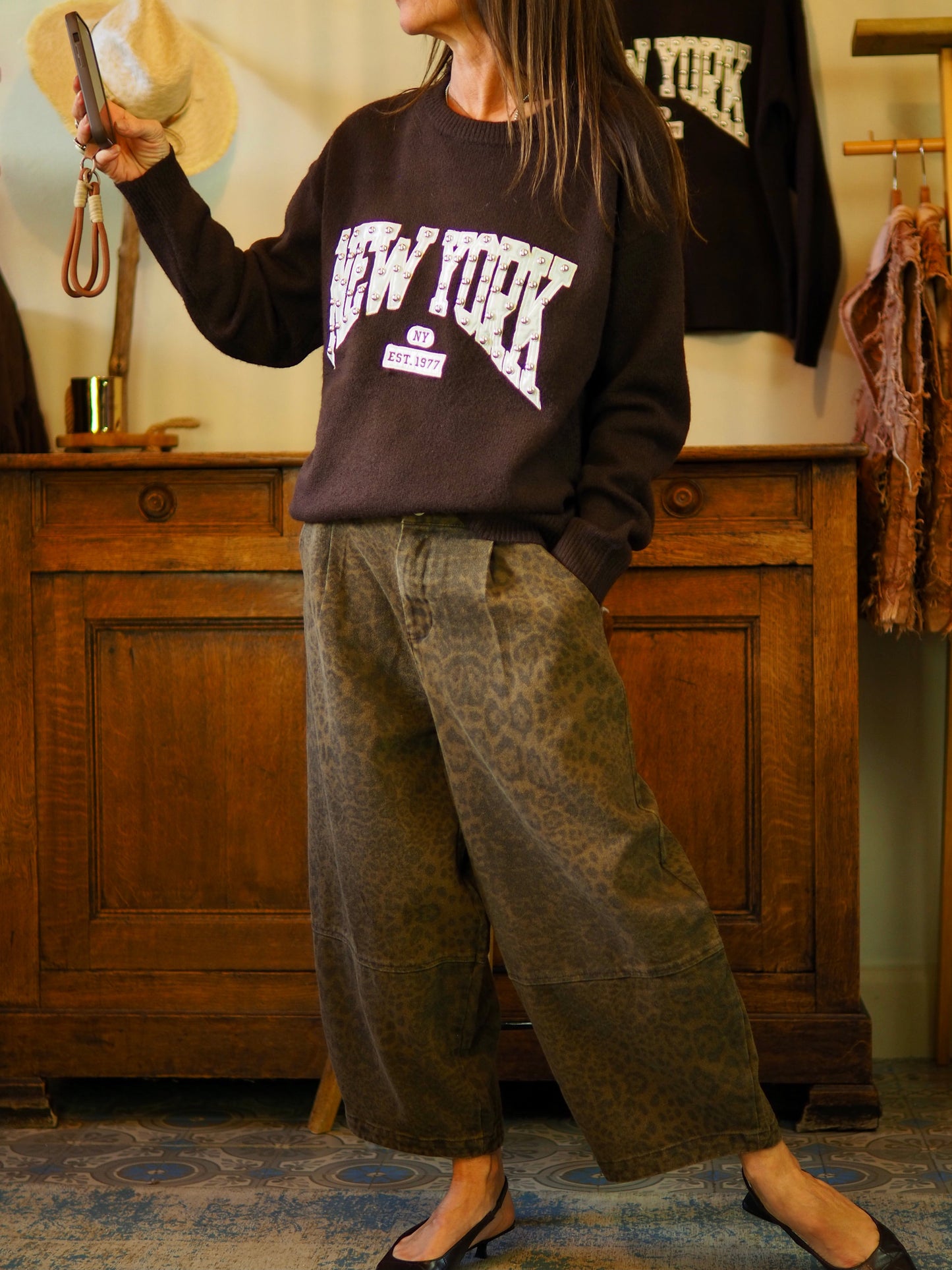 Pull tout doux marron avec inscriptions satins beiges et clous.

Taille unique convient du 34 au 42.
81% Polyester 13% Acrylique 6% Laine.
Tour de poitrine 120cm Longueur dos 63cm.