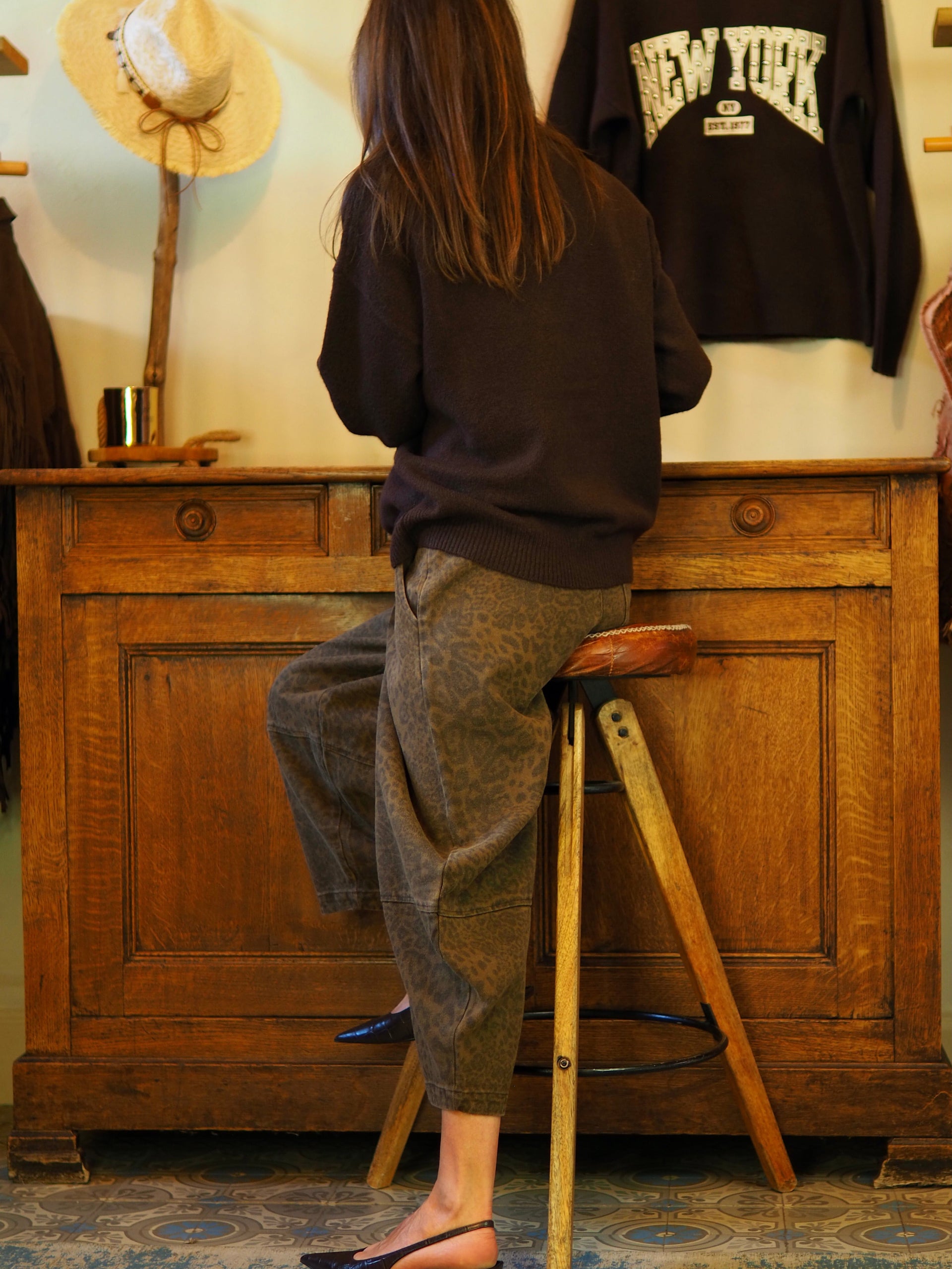 Pull tout doux marron avec inscriptions satins beiges et clous.

Taille unique convient du 34 au 42.
81% Polyester 13% Acrylique 6% Laine.
Tour de poitrine 120cm Longueur dos 63cm.