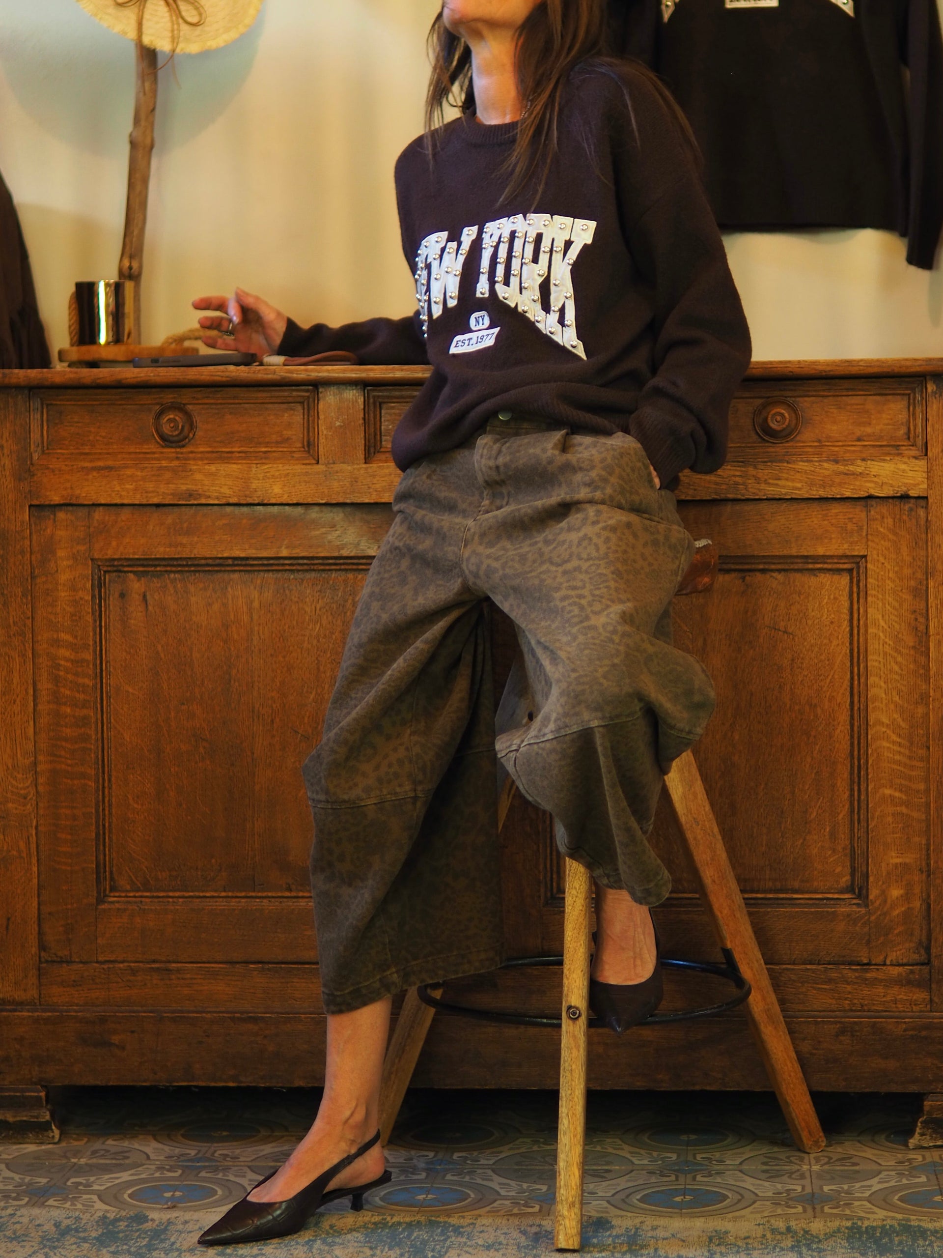 Pull tout doux marron avec inscriptions satins beiges et clous.&nbsp;

Taille unique convient du 34 au 42.
81% Polyester 13% Acrylique 6% Laine.
Tour de poitrine 120cm Longueur dos 63cm.