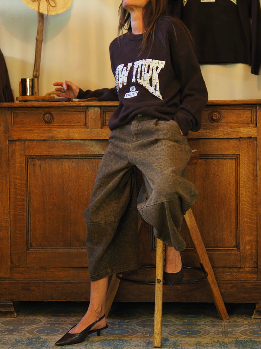 Pull tout doux marron avec inscriptions satins beiges et clous.&nbsp;

Taille unique convient du 34 au 42.
81% Polyester 13% Acrylique 6% Laine.
Tour de poitrine 120cm Longueur dos 63cm.