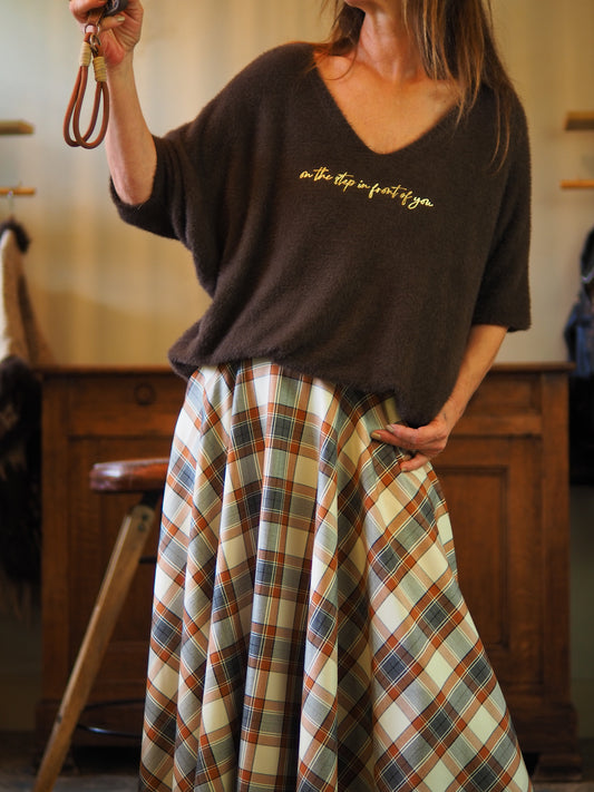 Pull marron avec inscriptions dorées. Ne pique pas, trés doux. Manches chauve-souris.

Taille unique convient du 36 au 44.
30% Alpaga 30% Viscose 40% Nylon.
Tour de poitrine 130cm Longueur dos 60cm.