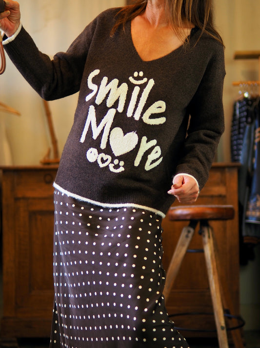 Pull marron avec flocage écru.

Taille unique convient du 36 au 40.
50% Polyamide 35% Viscose 10% Laine 5% Elasthane.
Tour de poitrine 120cm Longueur dos 60cm.