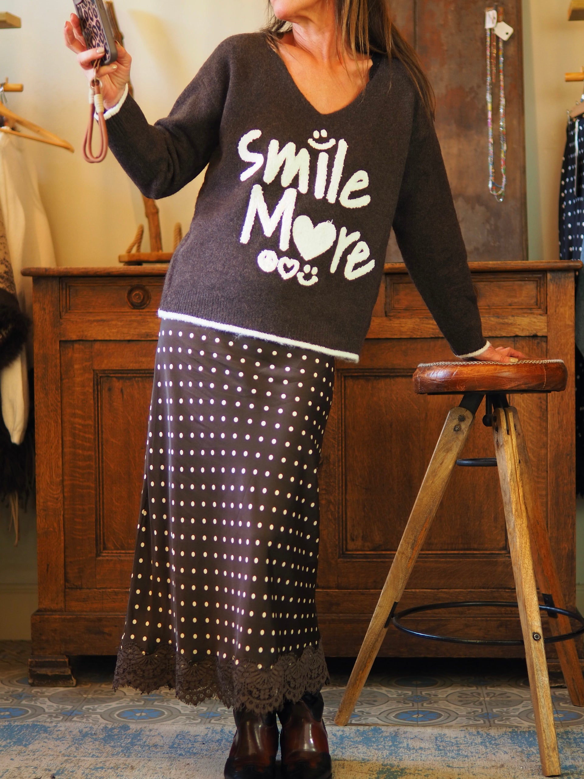 Pull marron avec flocage écru.

Taille unique convient du 36 au 40.
50% Polyamide 35% Viscose 10% Laine 5% Elasthane.
Tour de poitrine 120cm Longueur dos 60cm.