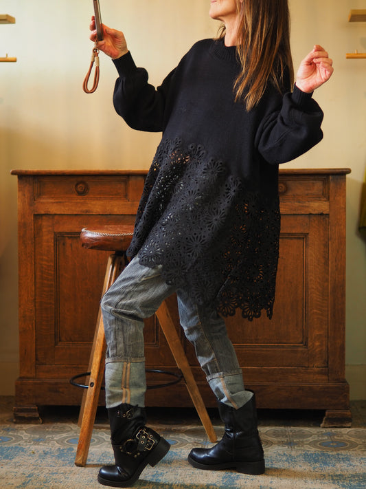 Pull noir avec bas en tissu dentelle.

Taille unique convient du 36 au 42/44.
20% Polyester 30% Nylon 50% Viscose.
Tour de poitrine  130cm Longueur dos 86cm.
