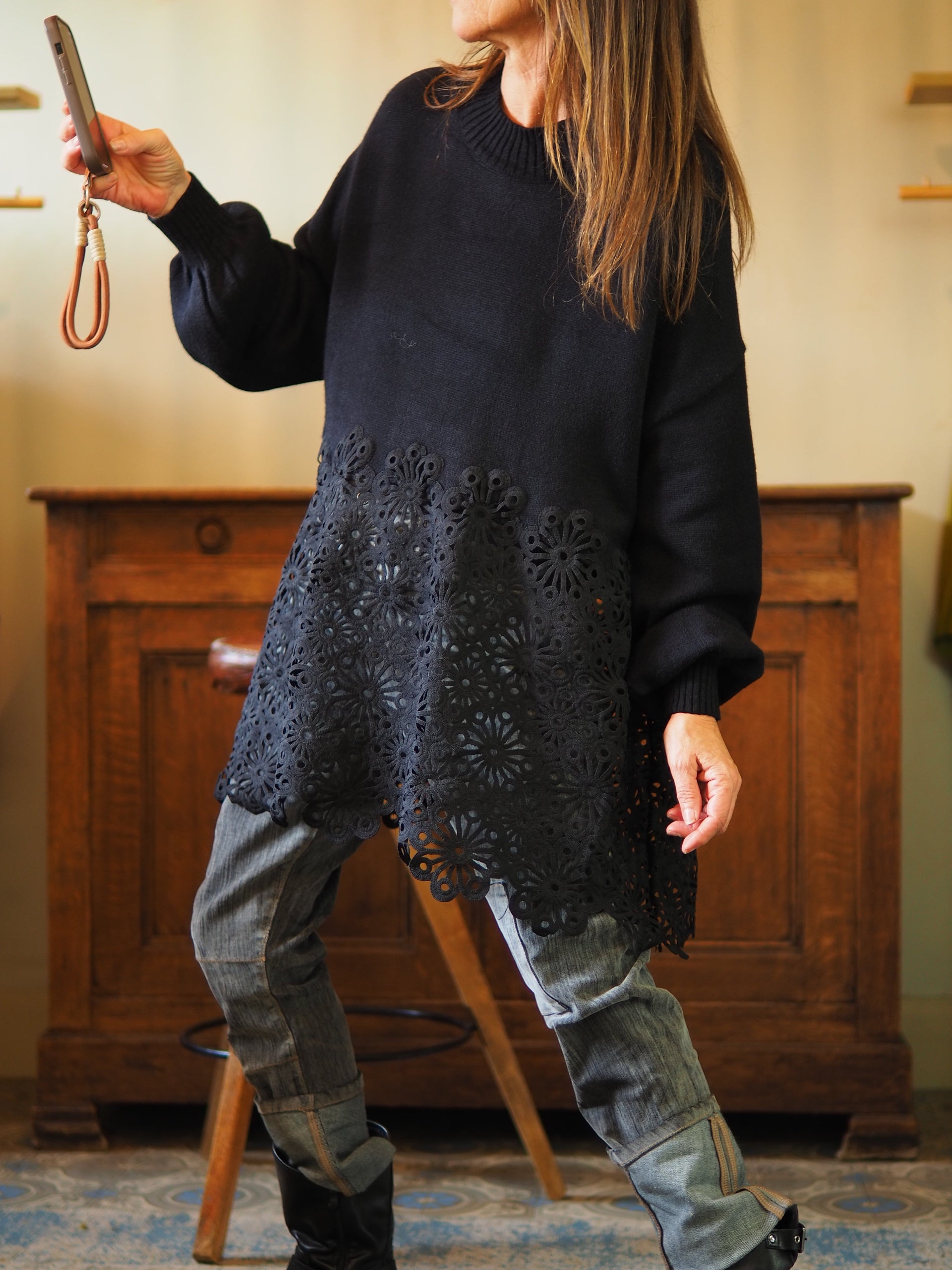 Pull noir avec bas en tissu dentelle.

Taille unique convient du 36 au 42/44.
20% Polyester 30% Nylon 50% Viscose.
Tour de poitrine  130cm Longueur dos 86cm.