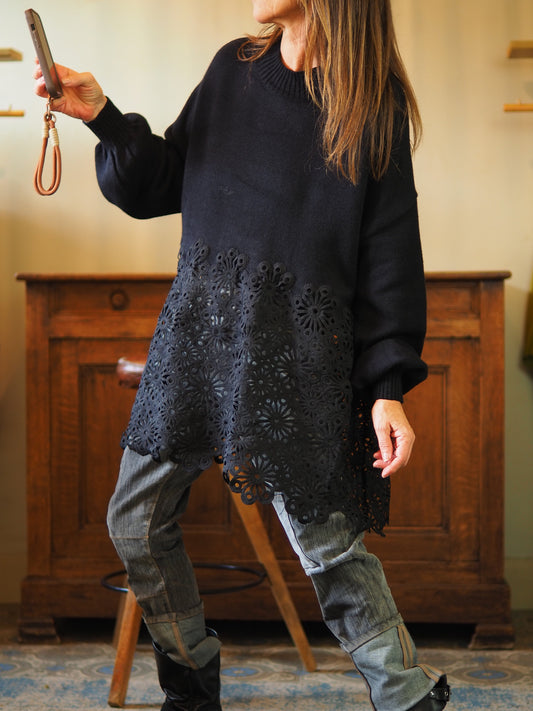 Pull noir avec bas en tissu dentelle.

Taille unique convient du 36 au 42/44.
20% Polyester 30% Nylon 50% Viscose.
Tour de poitrine  130cm Longueur dos 86cm.