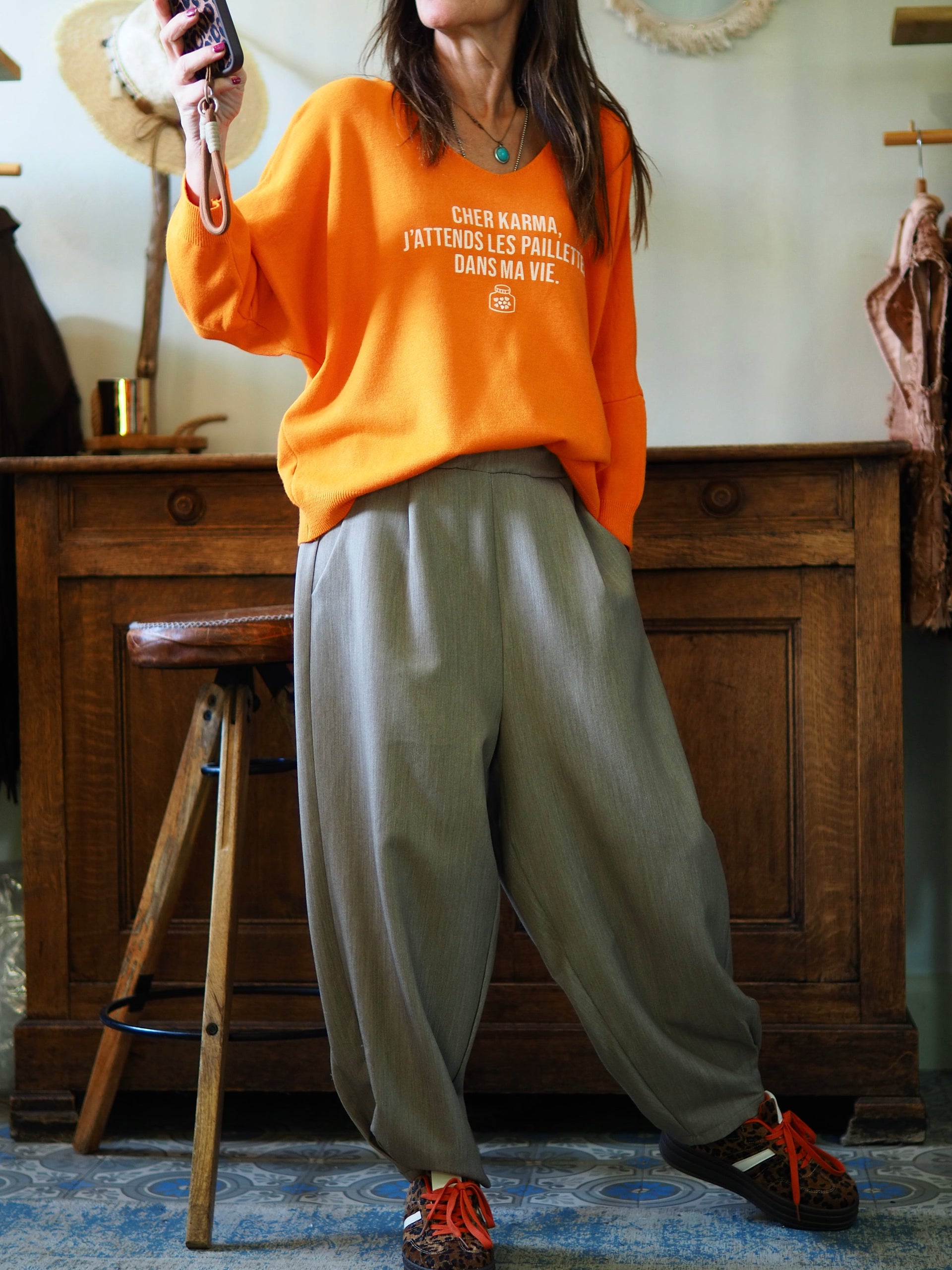 Pull hyper doux orange. 

Taille unique du 36 au 46.
50% Viscose 28% Polyester 22% Polyamide.
Tour de poitrine 150cm Longueur dos 63cm.