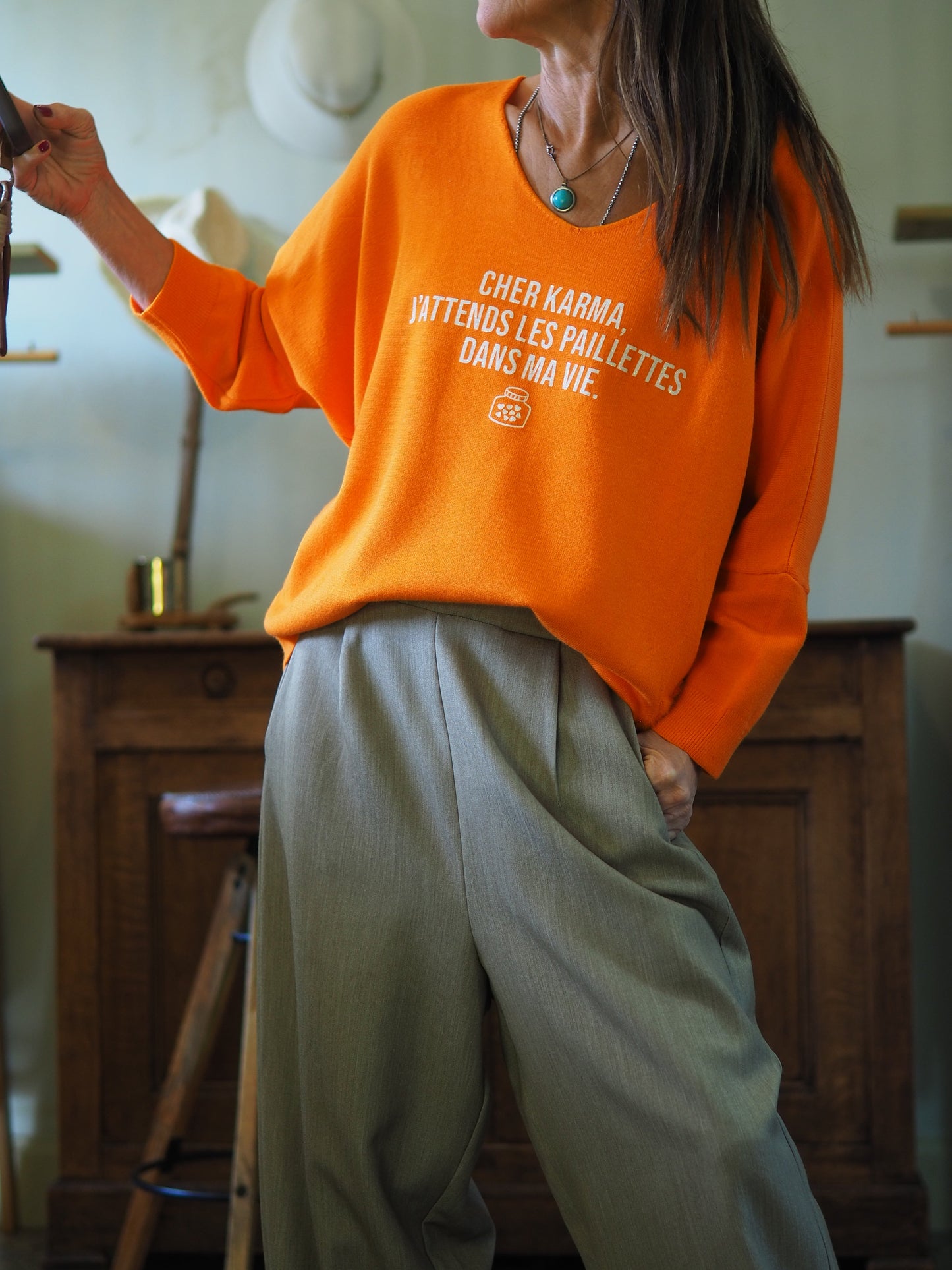 Pull hyper doux orange. 

Taille unique du 36 au 46.
50% Viscose 28% Polyester 22% Polyamide.
Tour de poitrine 150cm Longueur dos 63cm.