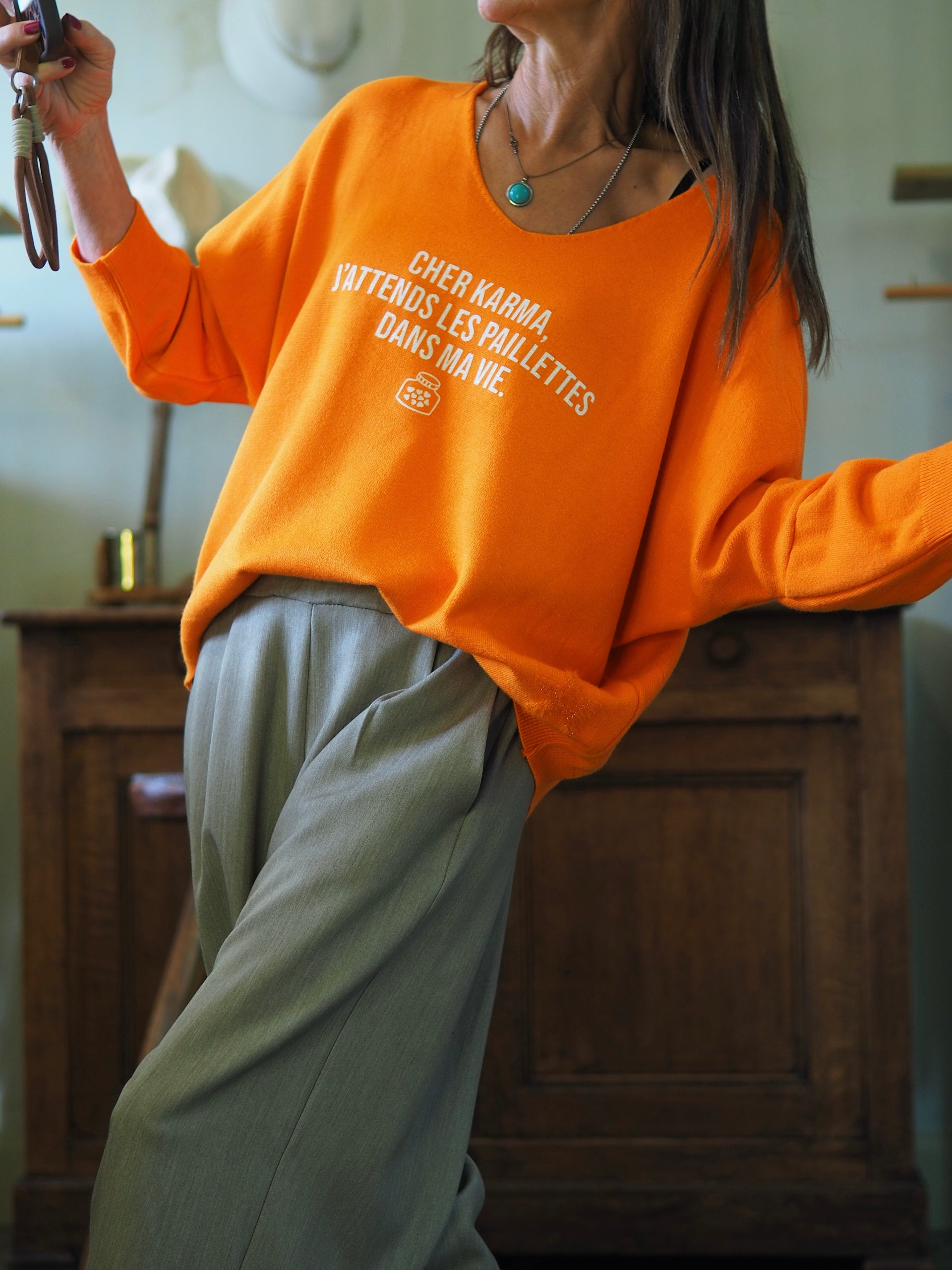 Pull hyper doux orange. 

Taille unique du 36 au 46.
50% Viscose 28% Polyester 22% Polyamide.
Tour de poitrine 150cm Longueur dos 63cm.