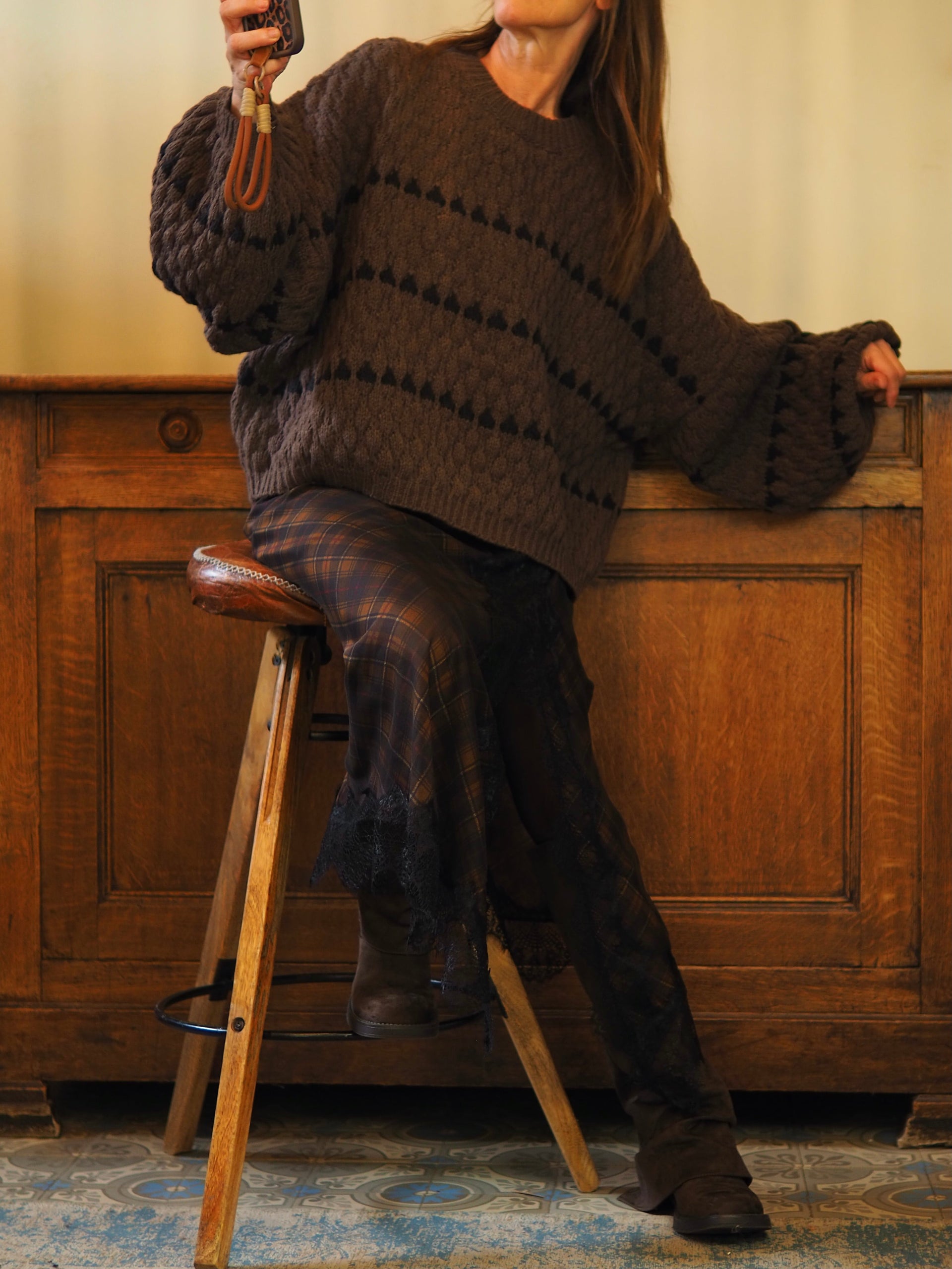 Pull marron avec petits motifs noirs. Manches bouffantes. Ne pique pas.

Taille unique convient du 36 au 46.
100% Polyester.
Tour de poitrine 158cm Longueur dos 60cm.