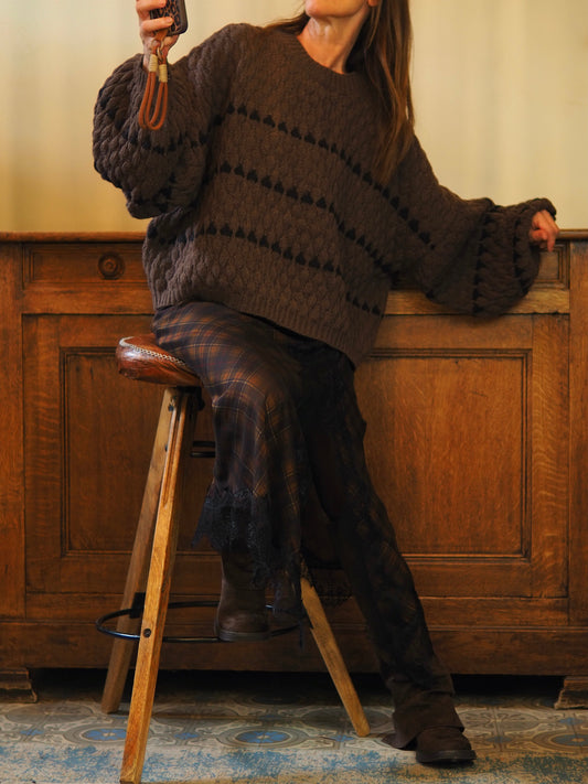 Pull marron avec petits motifs noirs. Manches bouffantes. Ne pique pas.

Taille unique convient du 36 au 46.
100% Polyester.
Tour de poitrine 158cm Longueur dos 60cm.