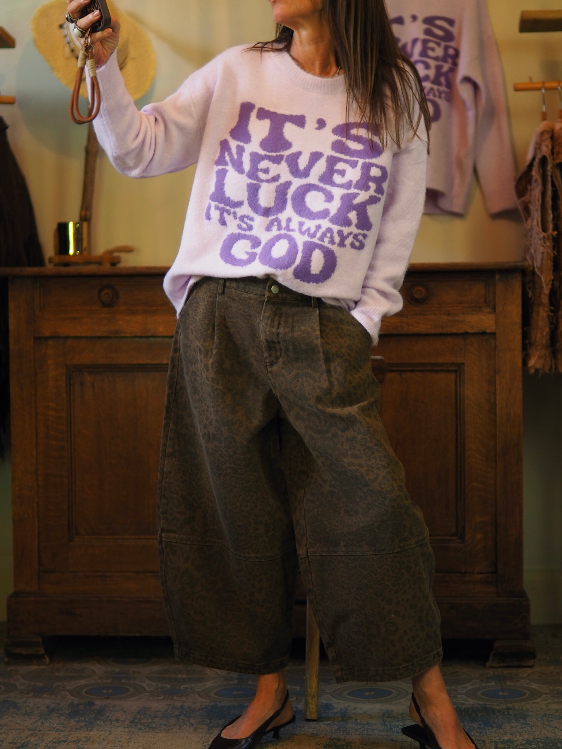 Pull parme ultra-doux qui fait sensation avec inscriptions.

Taille unique convient du 34 au 44.
60% Polyester recyclé 18% Polyester 8% Laine 1% Spandex.

Tour de poitrine 130cm Longueur dos 65cm.