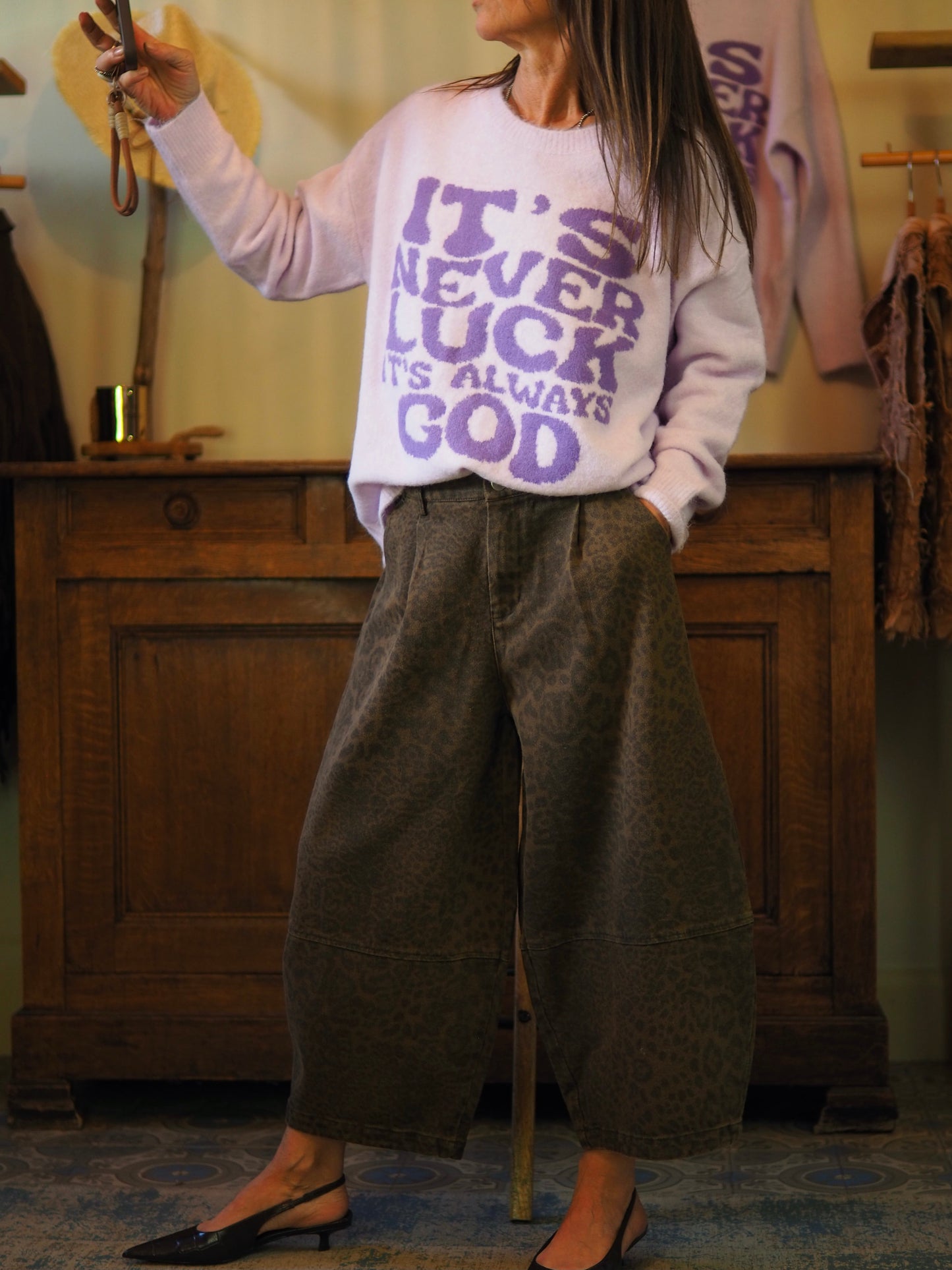 Pull parme ultra-doux qui fait sensation avec inscriptions.

Taille unique convient du 34 au 44.
60% Polyester recyclé 18% Polyester 8% Laine 1% Spandex.

Tour de poitrine 130cm Longueur dos 65cm.