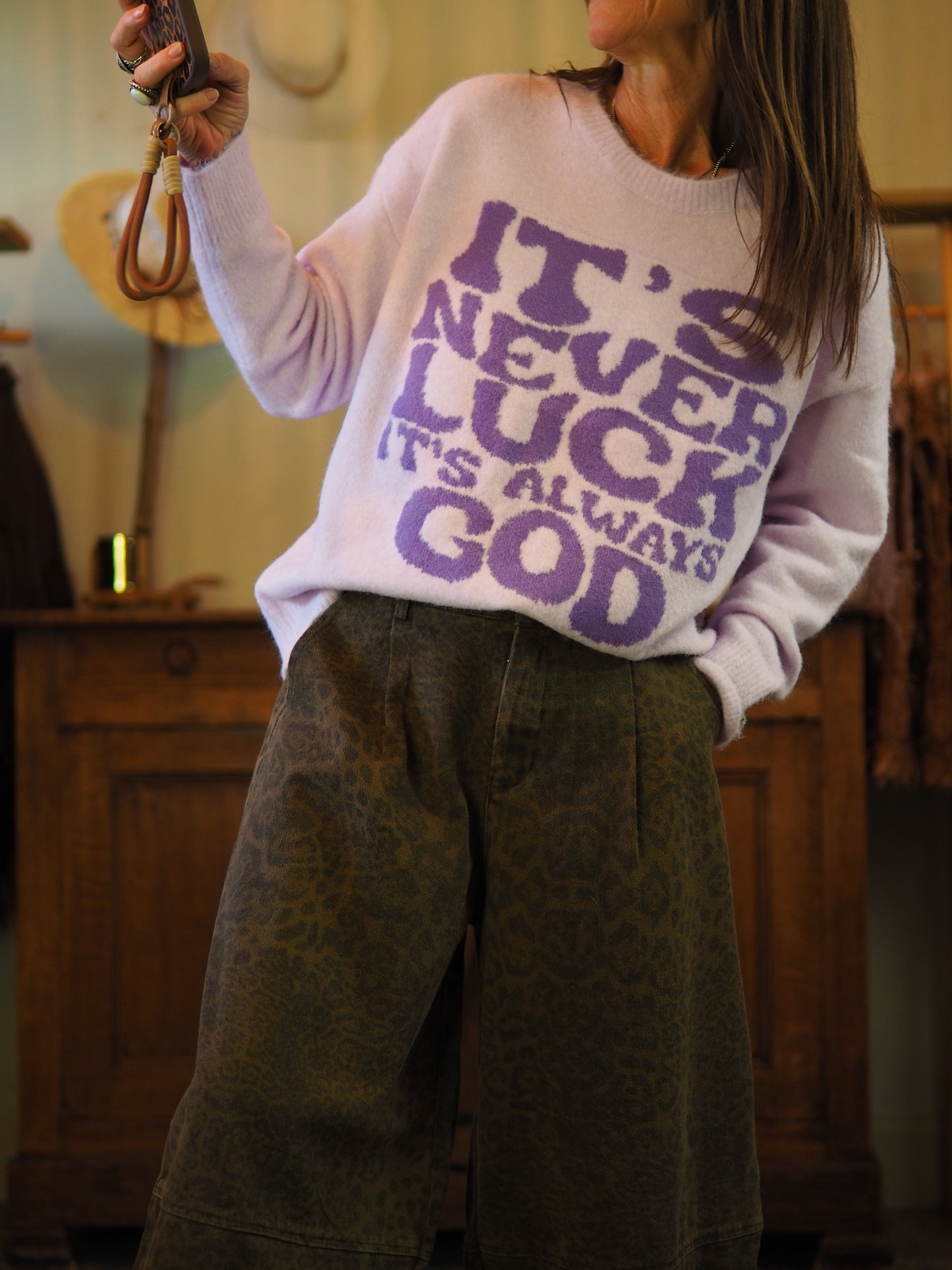 Pull parme ultra-doux qui fait sensation avec inscriptions.

Taille unique convient du 34 au 44.
60% Polyester recyclé 18% Polyester 8% Laine 1% Spandex.

Tour de poitrine 130cm Longueur dos 65cm.