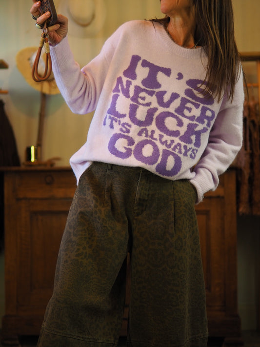 Pull parme ultra-doux qui fait sensation avec inscriptions.

Taille unique convient du 34 au 44.
60% Polyester recyclé 18% Polyester 8% Laine 1% Spandex.

Tour de poitrine 130cm Longueur dos 65cm.