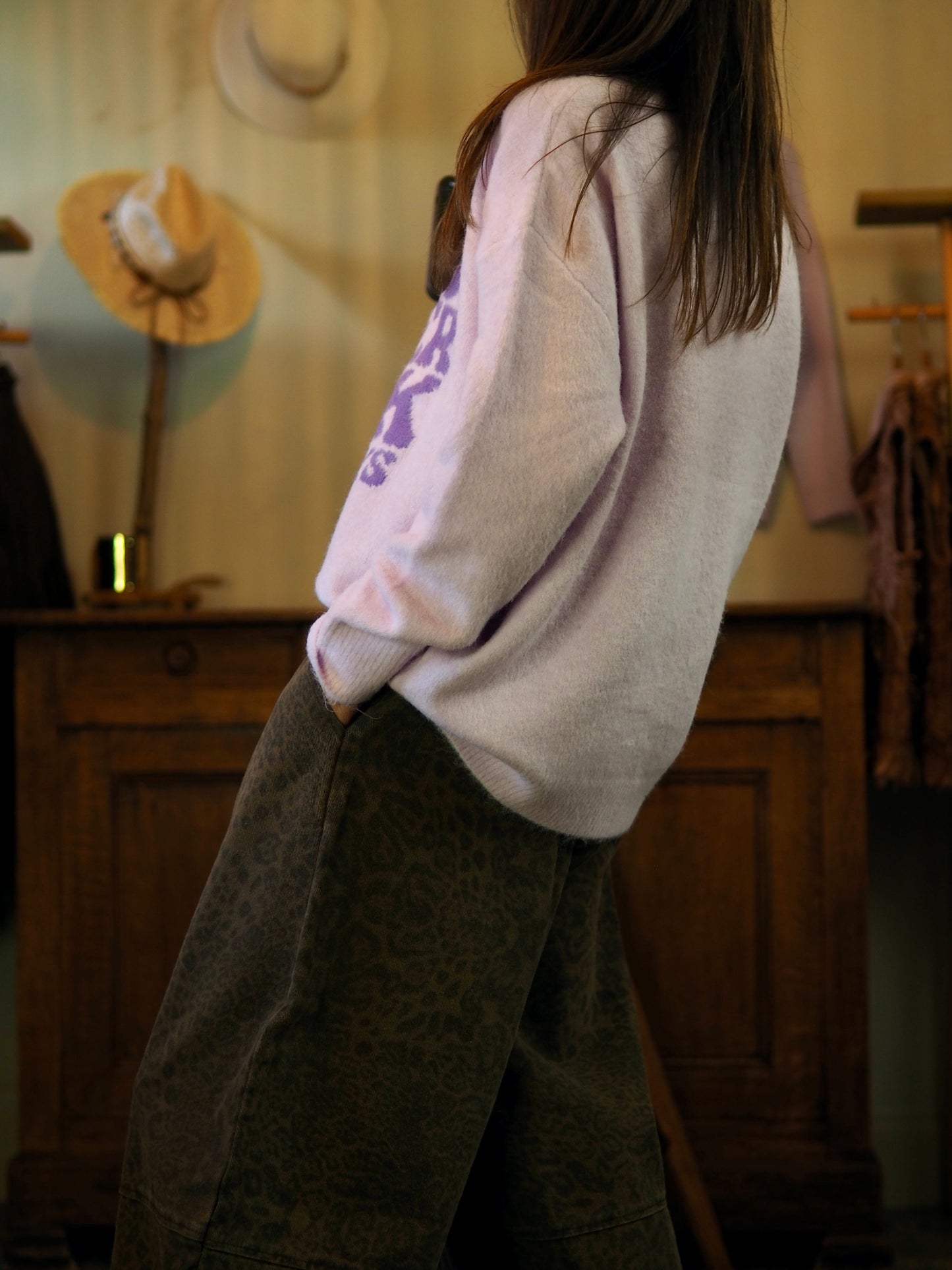 Pull parme ultra-doux qui fait sensation avec inscriptions.

Taille unique convient du 34 au 44.
60% Polyester recyclé 18% Polyester 8% Laine 1% Spandex.

Tour de poitrine 130cm Longueur dos 65cm.