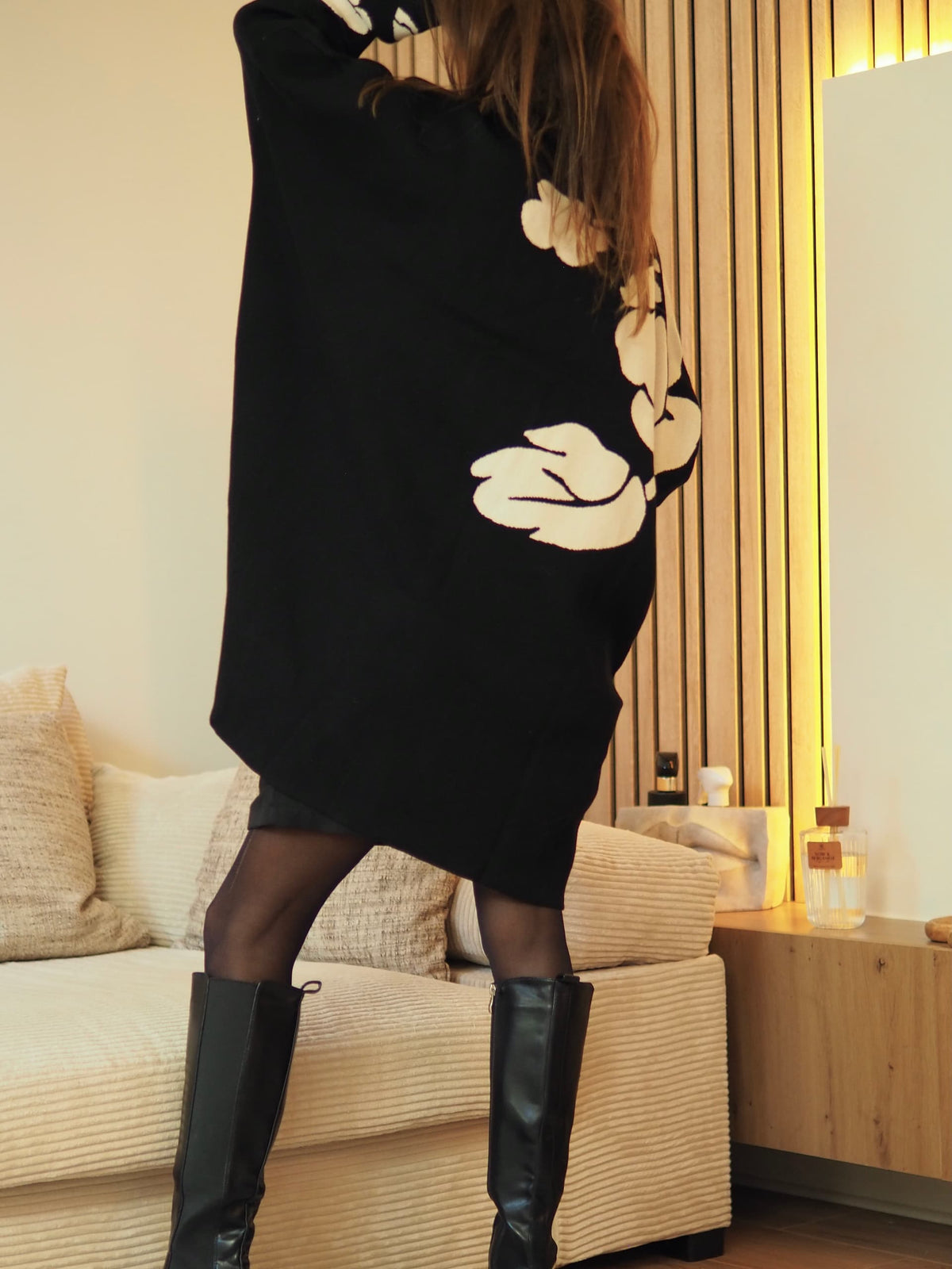 Pull ou robe noire avec grandes fleurs.