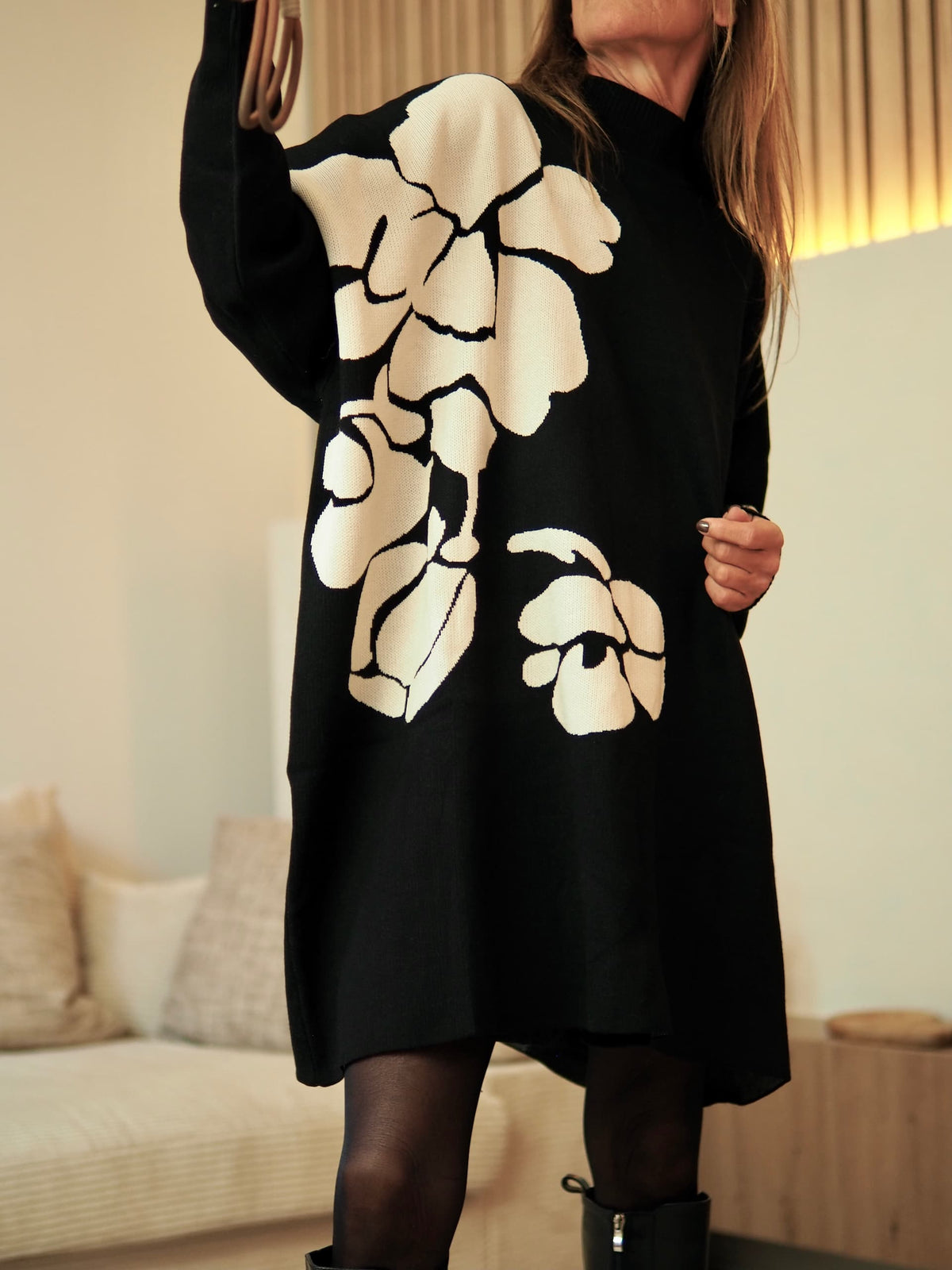 Pull ou robe noire avec grandes fleurs.