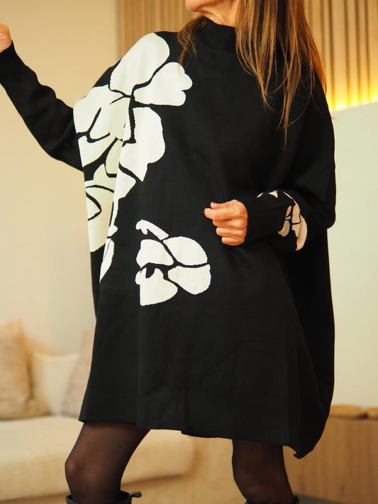 Pull ou robe noire avec grandes fleurs.