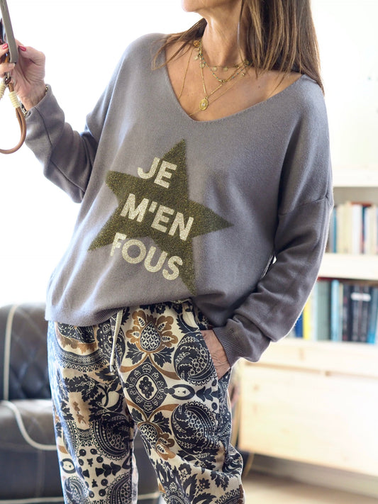 Pull taupe tout doux. Col V. Etoile fil lurex et inscriptions dorées. Très extensible.

50% Viscose 28% Polyester 22% Polyamide.
Taille unique convient du 36 au 44.
Tour de poitrine 130cm Longueur dos 60cm.