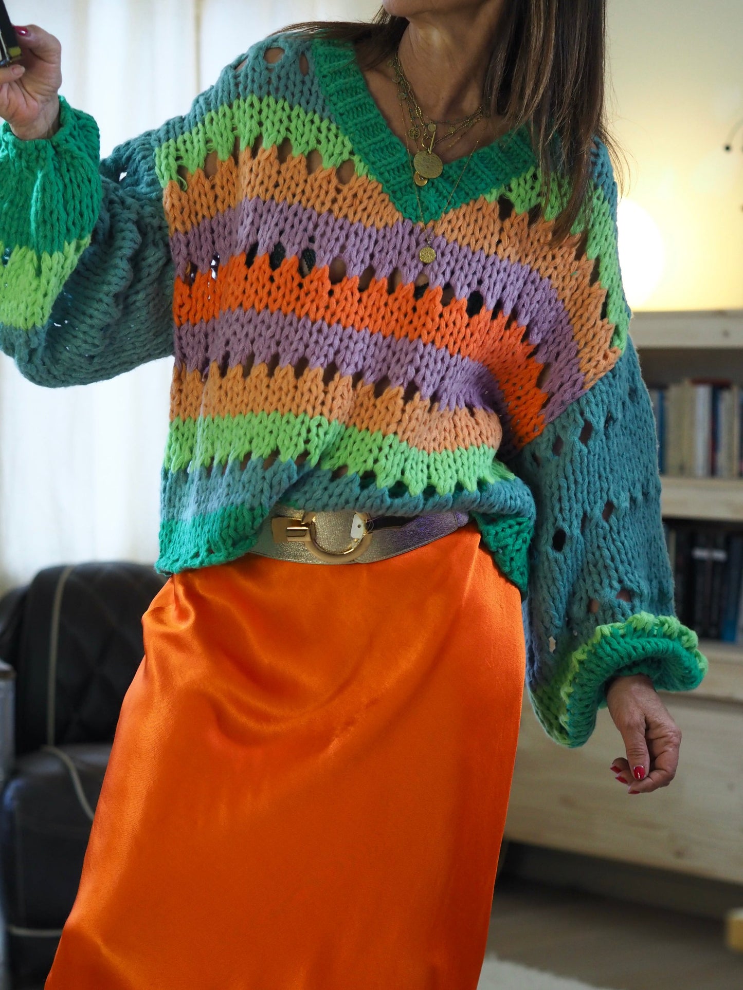 Pull dégradé de verts, oranges et mauves. Grosses mailles.

55% Coon 45% Polyamide.
Taille unique convient du 36 au 44.
Tour de poitrine 130cm Longueur dos 60cm.