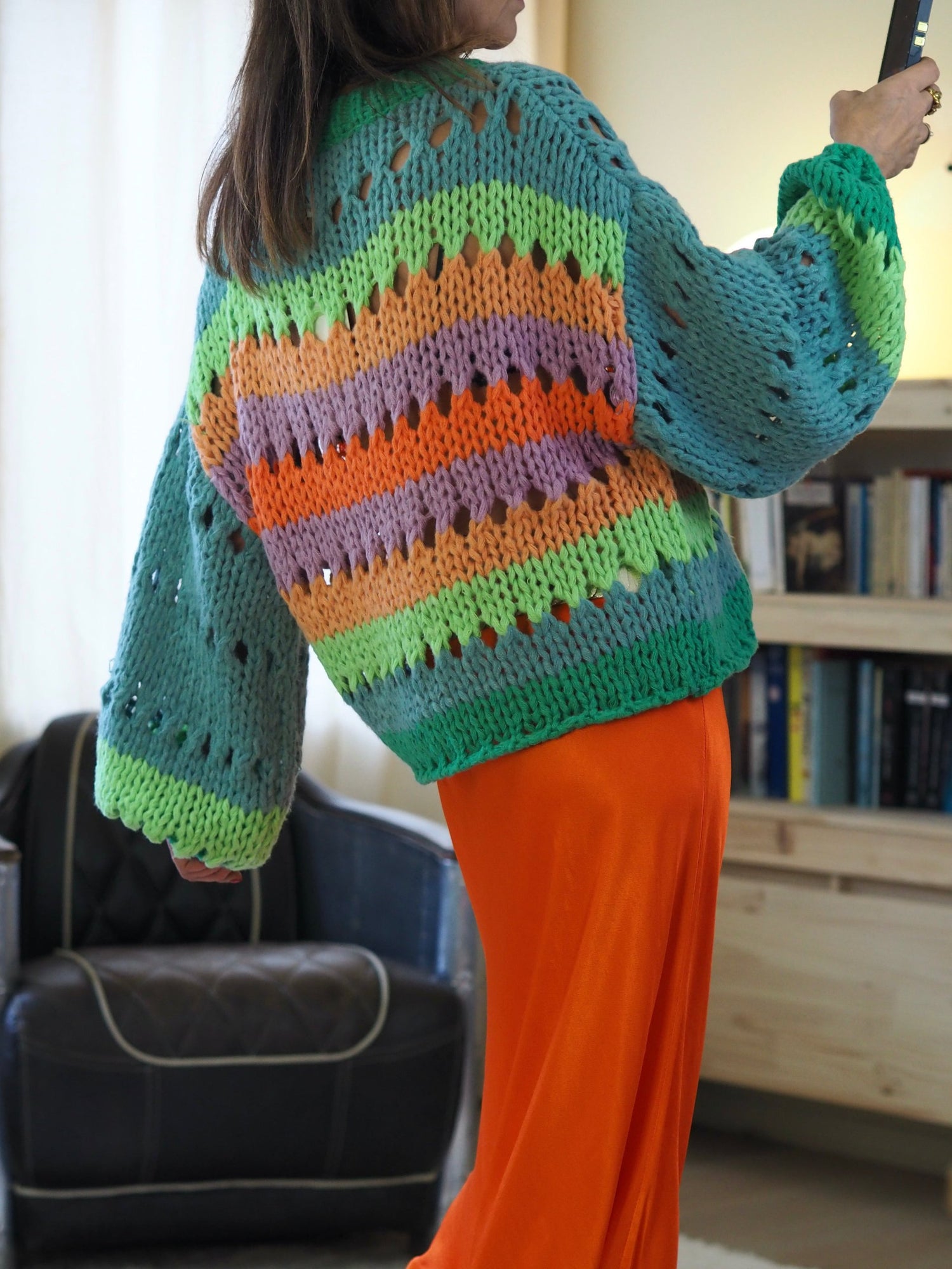 Pull dégradé de verts, oranges et mauves. Grosses mailles.

55% Coon 45% Polyamide.
Taille unique convient du 36 au 44.
Tour de poitrine 130cm Longueur dos 60cm.