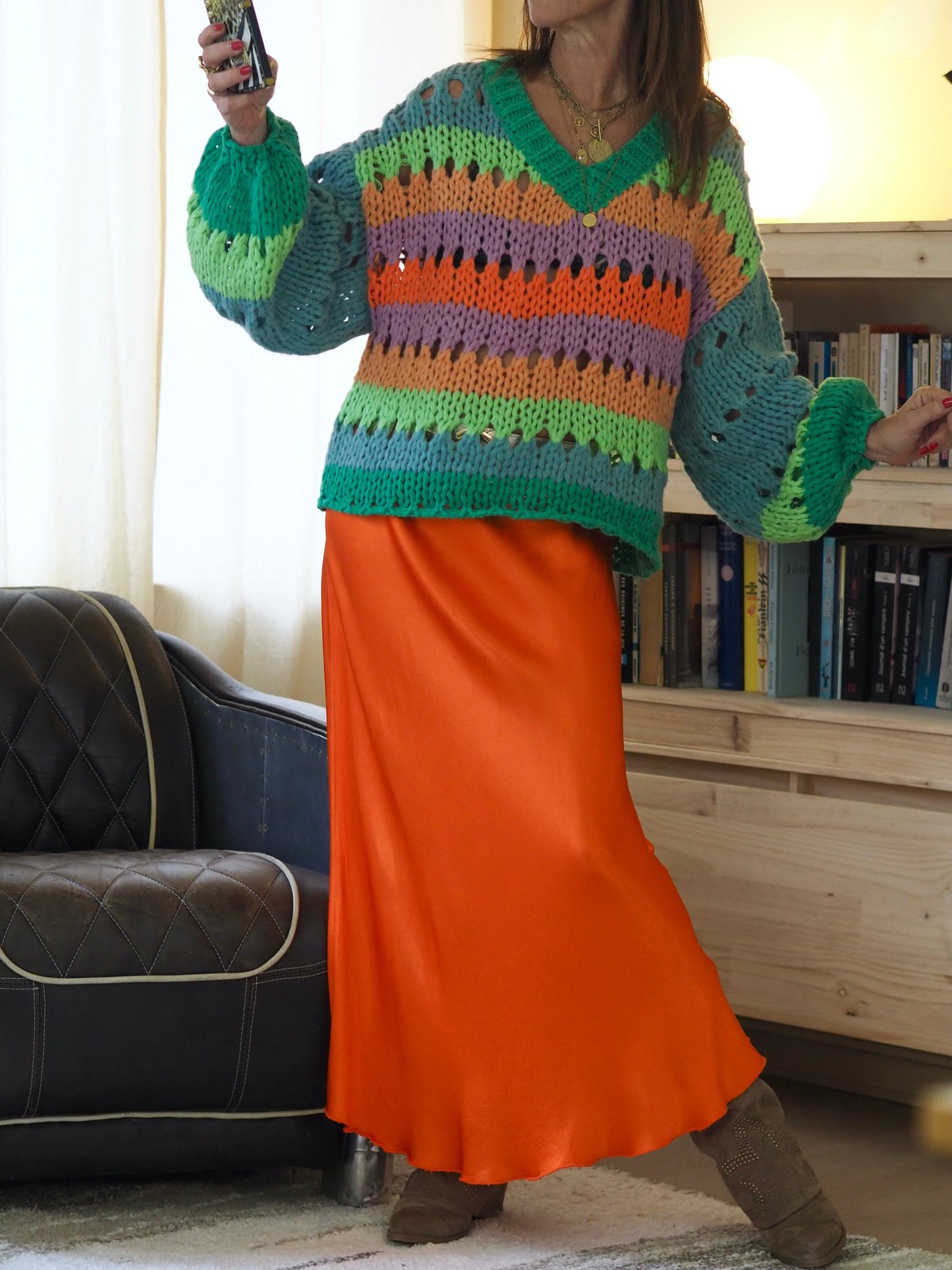 Pull dégradé de verts, oranges et mauves. Grosses mailles.

55% Coon 45% Polyamide.
Taille unique convient du 36 au 44.
Tour de poitrine 130cm Longueur dos 60cm.