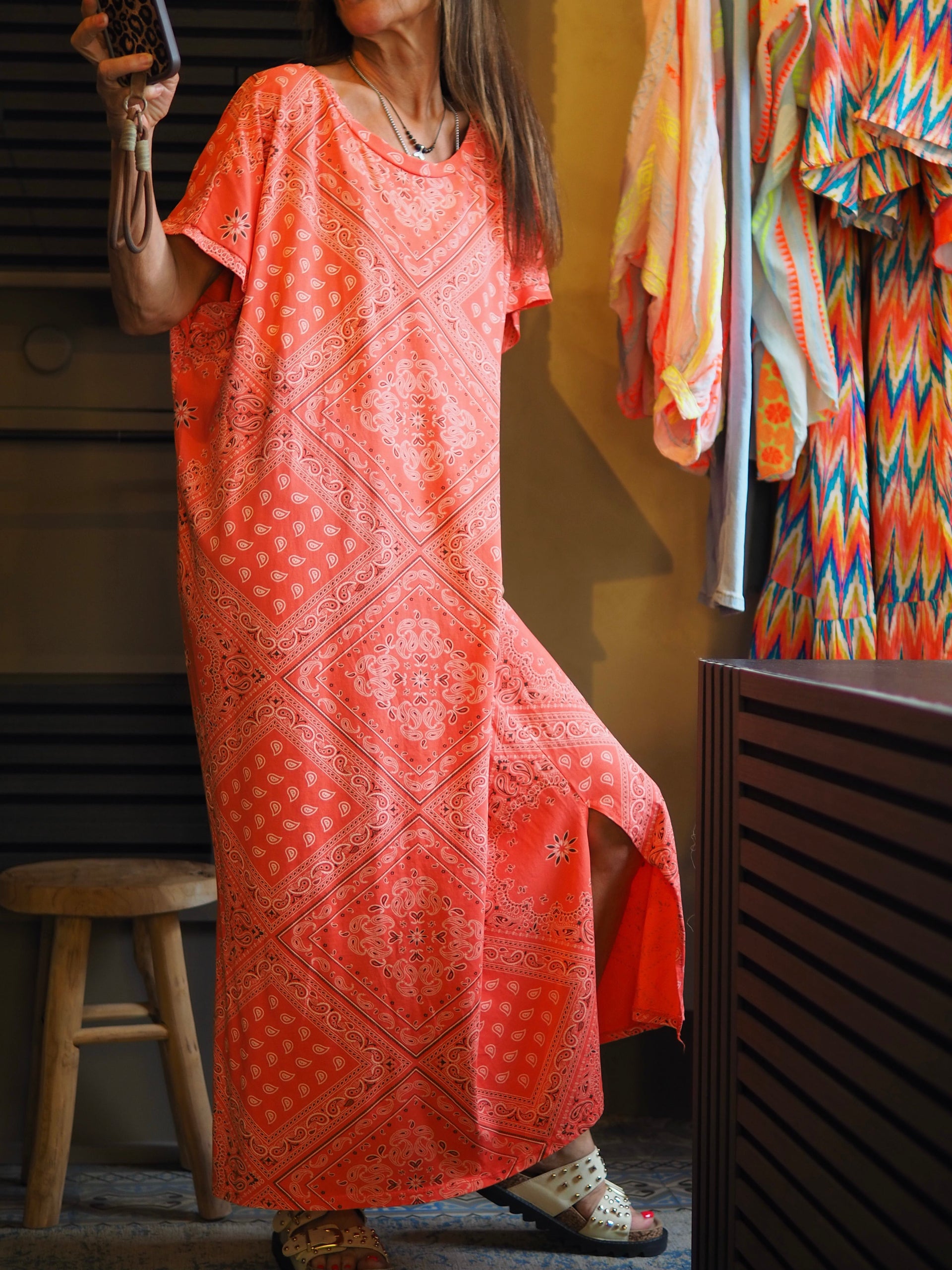 Taille unique convient du 36 au 46.

Mesures : Tour de&nbsp; poitrine 150cm Longueur dos 127cm.&nbsp;
Composition : 92% Coton 8% Elasthanne.
Cathy mesure 1m66 fait un 36 et porte une taille unique.


Robe orange motifs bandanas. Coupe droite. 1 fente sur le coté.