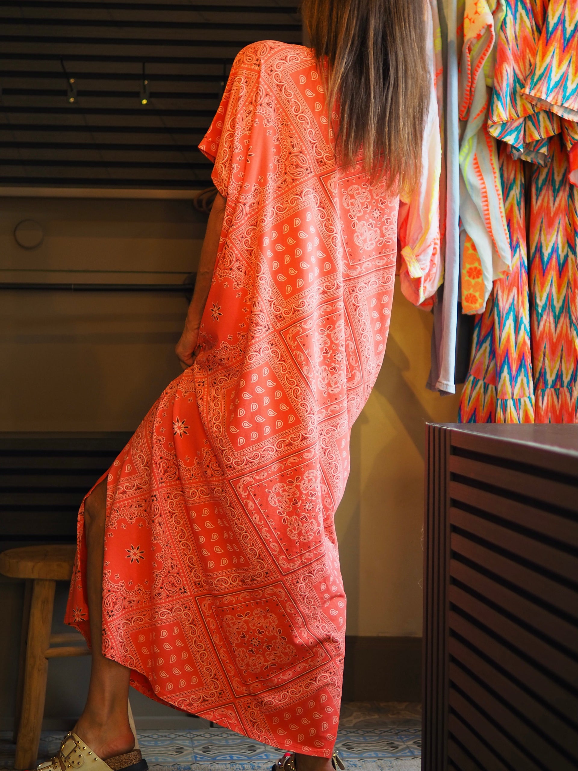 Taille unique convient du 36 au 46.

Mesures : Tour de&nbsp; poitrine 150cm Longueur dos 127cm.&nbsp;
Composition : 92% Coton 8% Elasthanne.
Cathy mesure 1m66 fait un 36 et porte une taille unique.


Robe orange motifs bandanas. Coupe droite. 1 fente sur le coté.