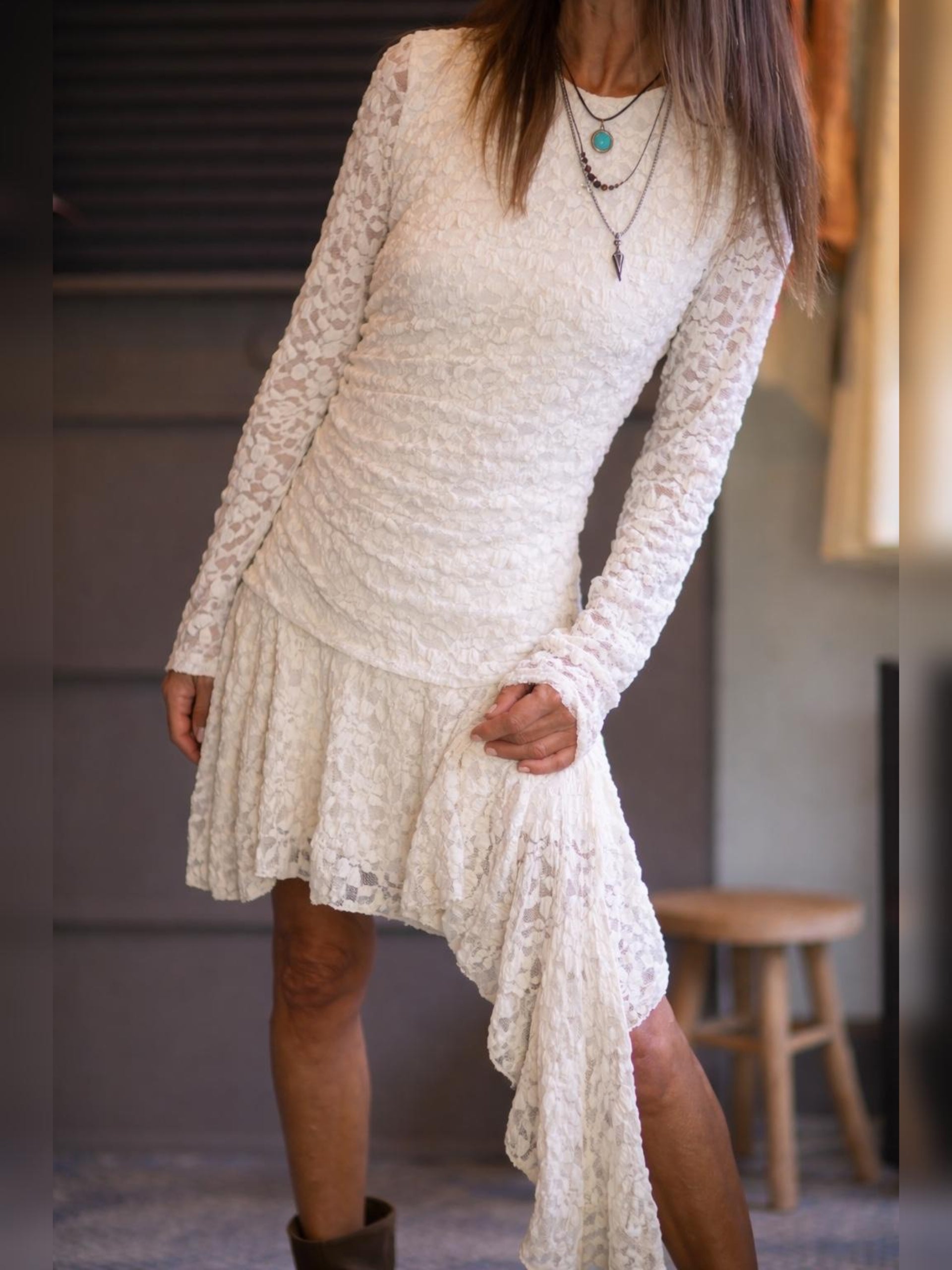 Taille unique convient du 36 au 40.

Mesures : Tour de poitrine 100cm Longeur dos 90cm.
Composition : 100% Viscose / 95% Polyester 5% Elashane.
Cathy mesure 1m66 fait un 36 et porte une taille unique.


Robe en dentelle beige, à la coupe asymétrique et ultra féminine. Élégante et originale, parfaite pour un look chic avec une touche bohème. ✨ Doublée.