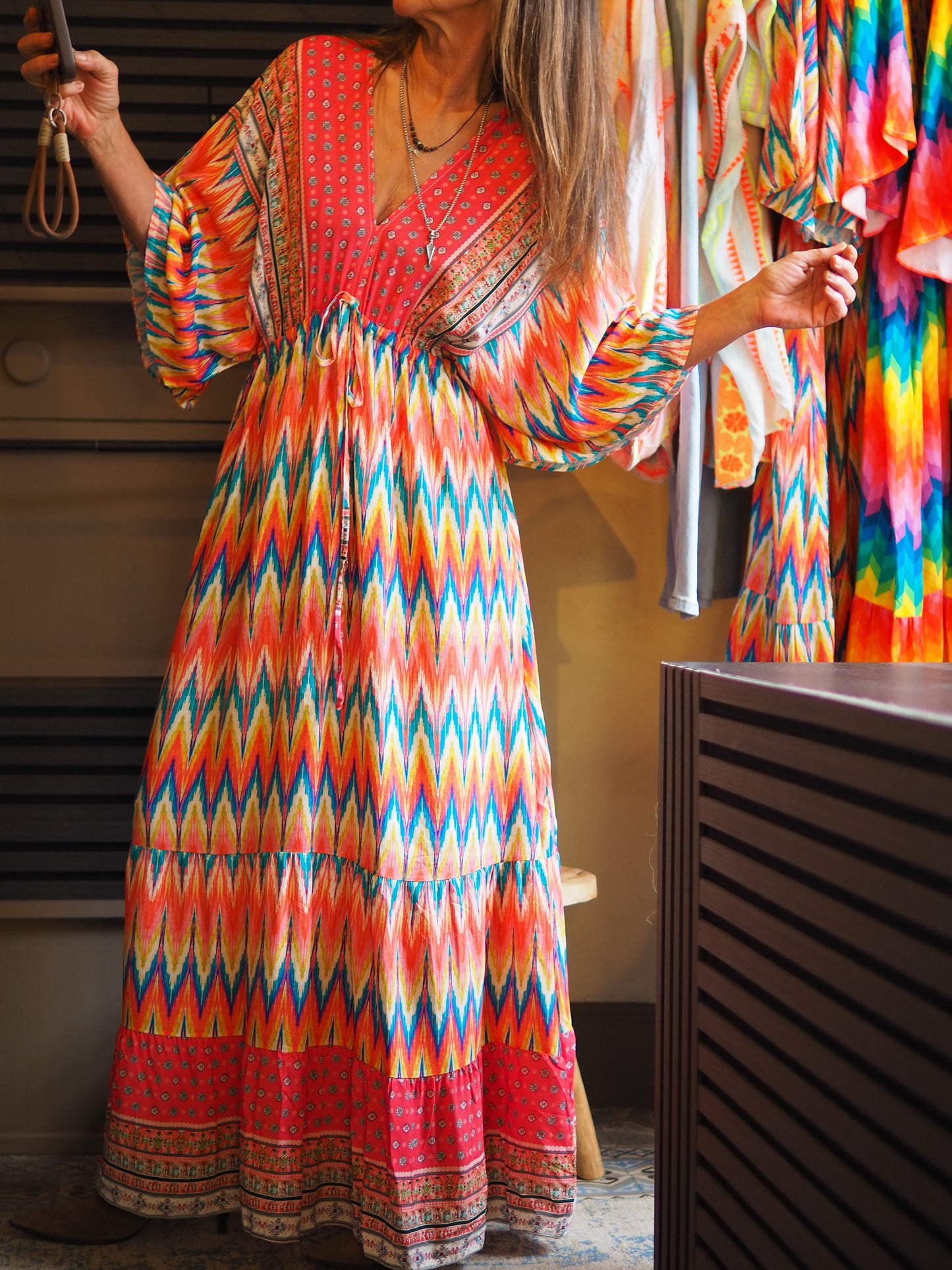 Taille unique convient du 36 au 46.

Mesures : Longueur dos 145cm.&nbsp;
Composition : 100% Viscose.
Cathy mesure 1m66 fait un 36 et porte une taille unique.


Robe colorée encolure V devant et dos. Taille élastique.