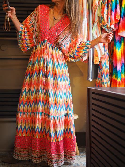 Taille unique convient du 36 au 46.

Mesures : Longueur dos 145cm.&nbsp;
Composition : 100% Viscose.
Cathy mesure 1m66 fait un 36 et porte une taille unique.


Robe colorée encolure V devant et dos. Taille élastique.