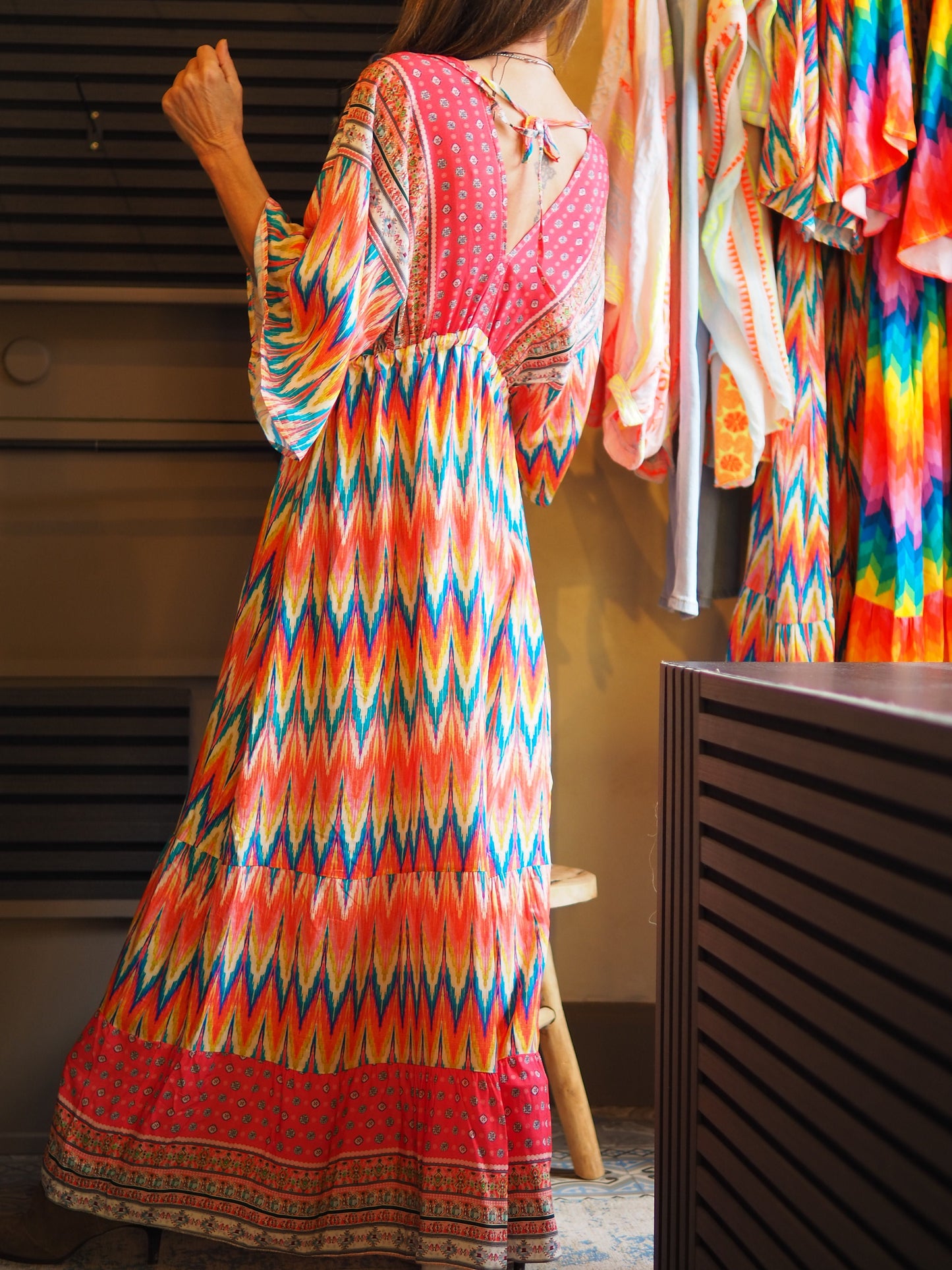 Taille unique convient du 36 au 46.

Mesures : Longueur dos 145cm.&nbsp;
Composition : 100% Viscose.
Cathy mesure 1m66 fait un 36 et porte une taille unique.


Robe colorée encolure V devant et dos. Taille élastique.