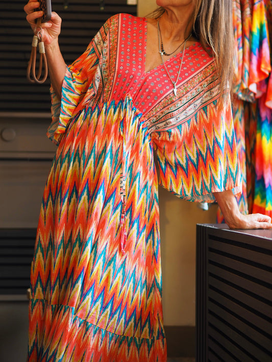 Taille unique convient du 36 au 46.

Mesures : Longueur dos 145cm.&nbsp;
Composition : 100% Viscose.
Cathy mesure 1m66 fait un 36 et porte une taille unique.


Robe colorée encolure V devant et dos. Taille élastique.