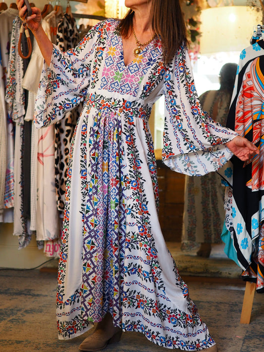 Robe bohème. Tirette dans le dos pour faciliter l'enfilement. Dos ouvert refermé par un cordon en haut. Une pépite..

100% Viscose.
Taille 1 : 36-38 Taille 2 : 38-40
Tour de taille pour la T1 : 80cm
Tour de taille pour la T2: 86cm