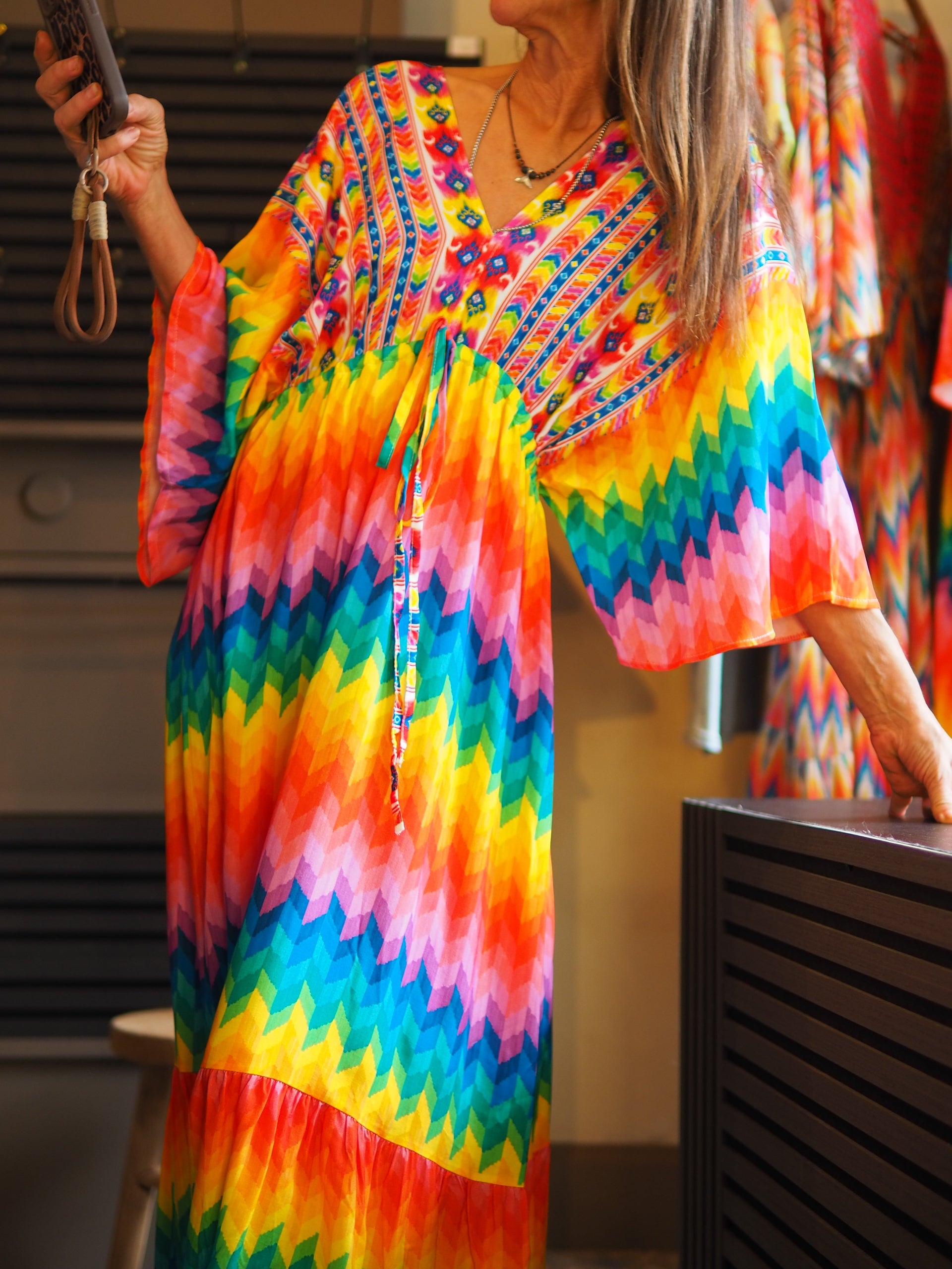 Taille unique convient du 36 au 46.

Mesures : Longueur dos 145cm.&nbsp;
Composition : 100% Viscose.
Cathy mesure 1m66 fait un 36 et porte une taille unique.


Robe colorée encolure V devant et dos. Taille élastique.