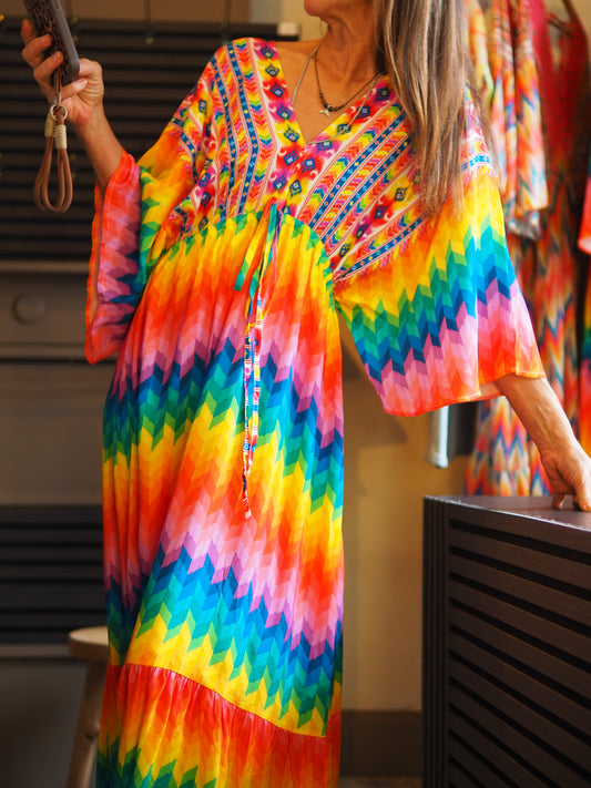 Taille unique convient du 36 au 46.

Mesures : Longueur dos 145cm.&nbsp;
Composition : 100% Viscose.
Cathy mesure 1m66 fait un 36 et porte une taille unique.


Robe colorée encolure V devant et dos. Taille élastique.