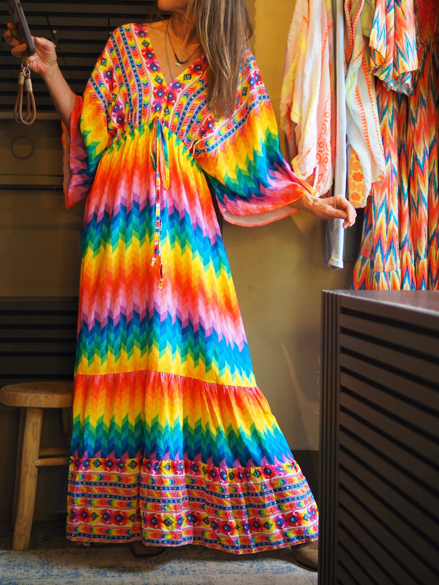 Taille unique convient du 36 au 46.

Mesures : Longueur dos 145cm.&nbsp;
Composition : 100% Viscose.
Cathy mesure 1m66 fait un 36 et porte une taille unique.


Robe colorée encolure V devant et dos. Taille élastique.