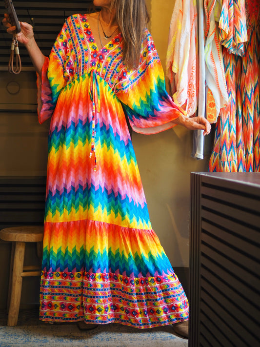 Taille unique convient du 36 au 46.

Mesures : Longueur dos 145cm.&nbsp;
Composition : 100% Viscose.
Cathy mesure 1m66 fait un 36 et porte une taille unique.


Robe colorée encolure V devant et dos. Taille élastique.