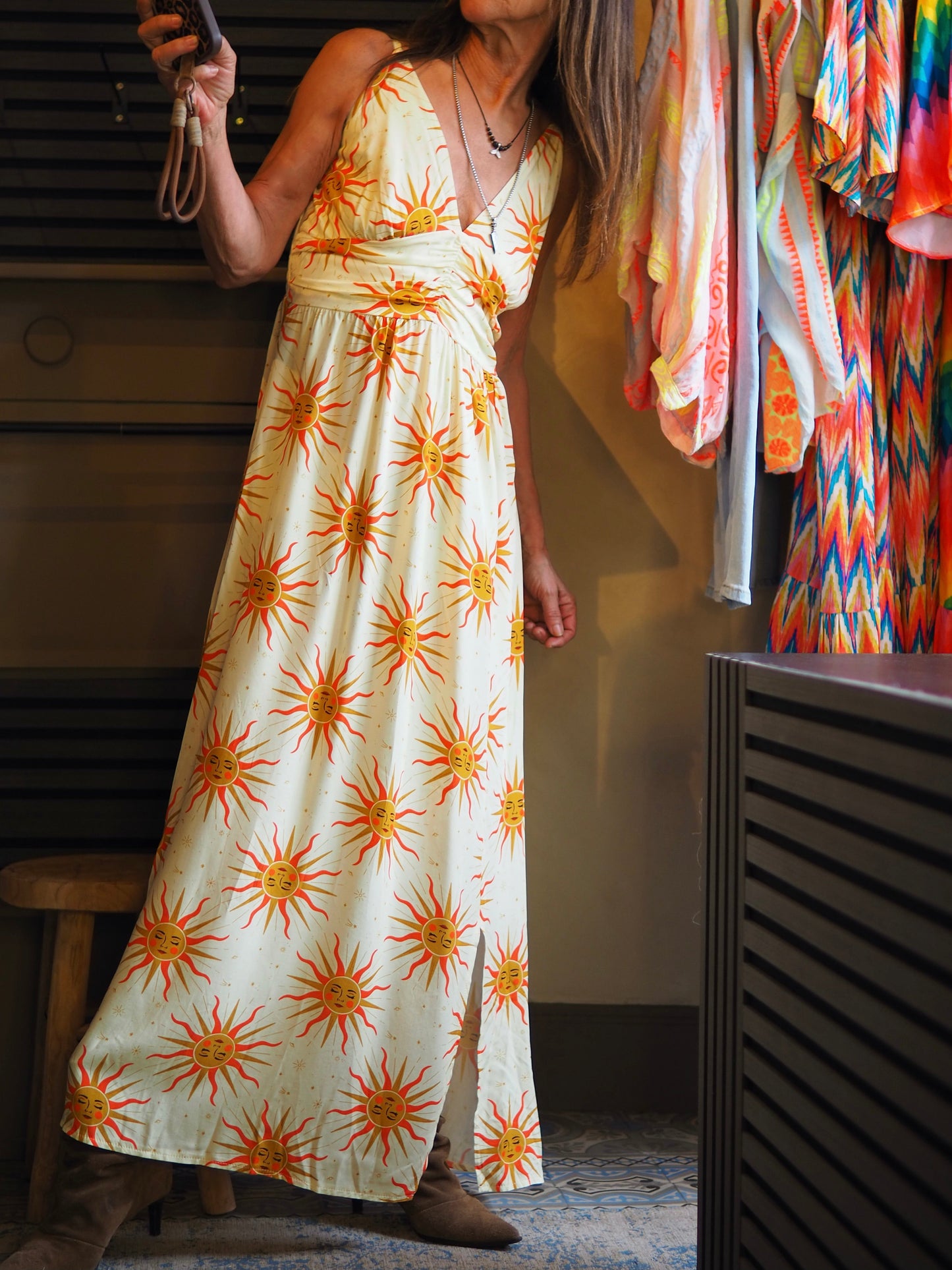 Taille unique convient du 36 au 40.

Mesures : Tour de&nbsp; poitrine 100cm Longueur dos 145cm.&nbsp;
Composition : 100% Viscose.
Cathy mesure 1m66 fait un 36 et porte une taille unique.


Robe jaune beurre, soleils oranges. Dos élastique.
